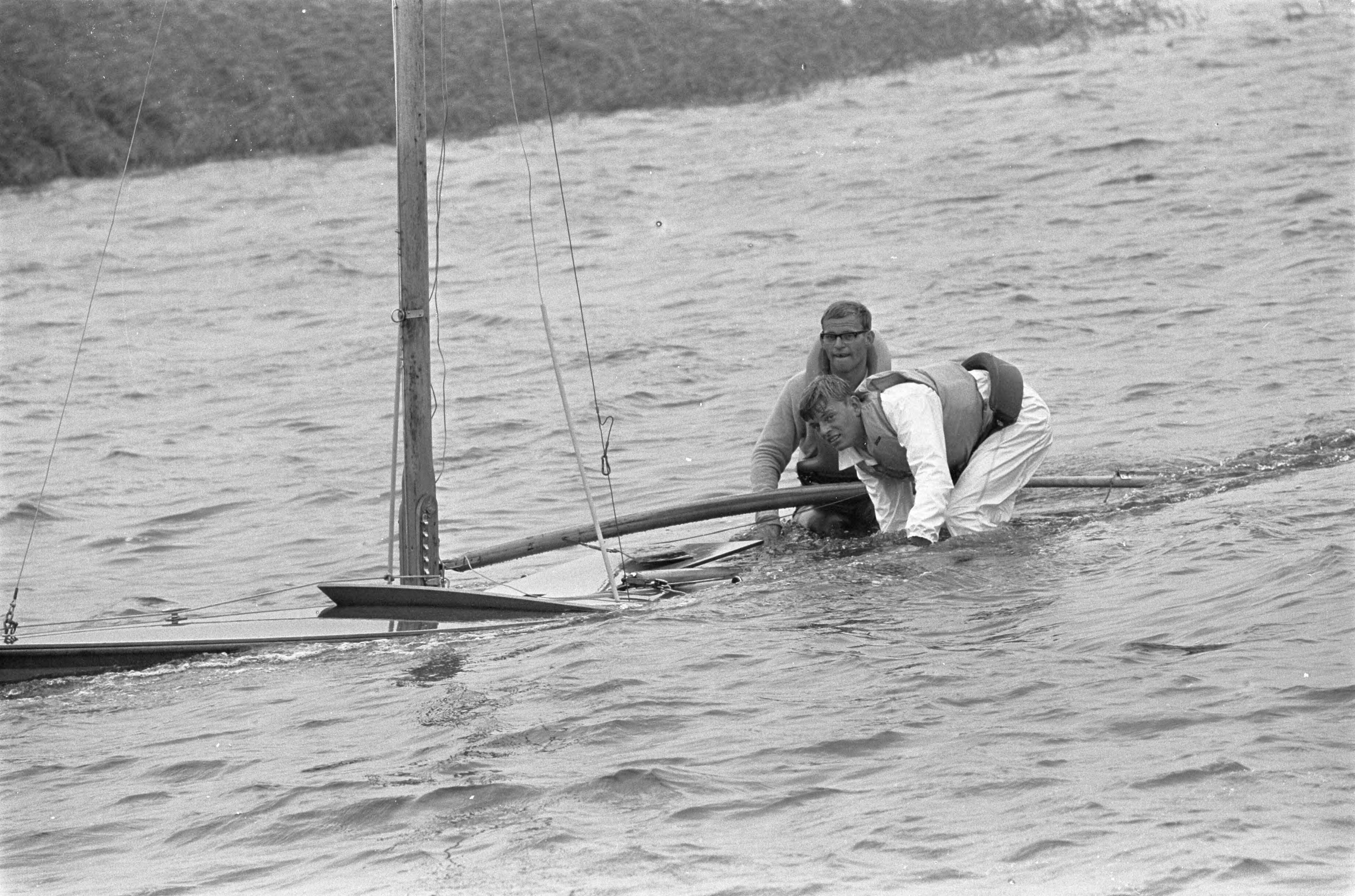Fotocollectie Anefo — Hollandweek te Loosdrecht. Omgeslagen boot — Foto: Kroon, Ron / Anefo. Licentie: Set B: Rechtenvrij / Publiek Domein. Bron: Nationaal Archief. http://hdl.handle.net/10648/ab219284-d0b4-102d-bcf8-003048976d84