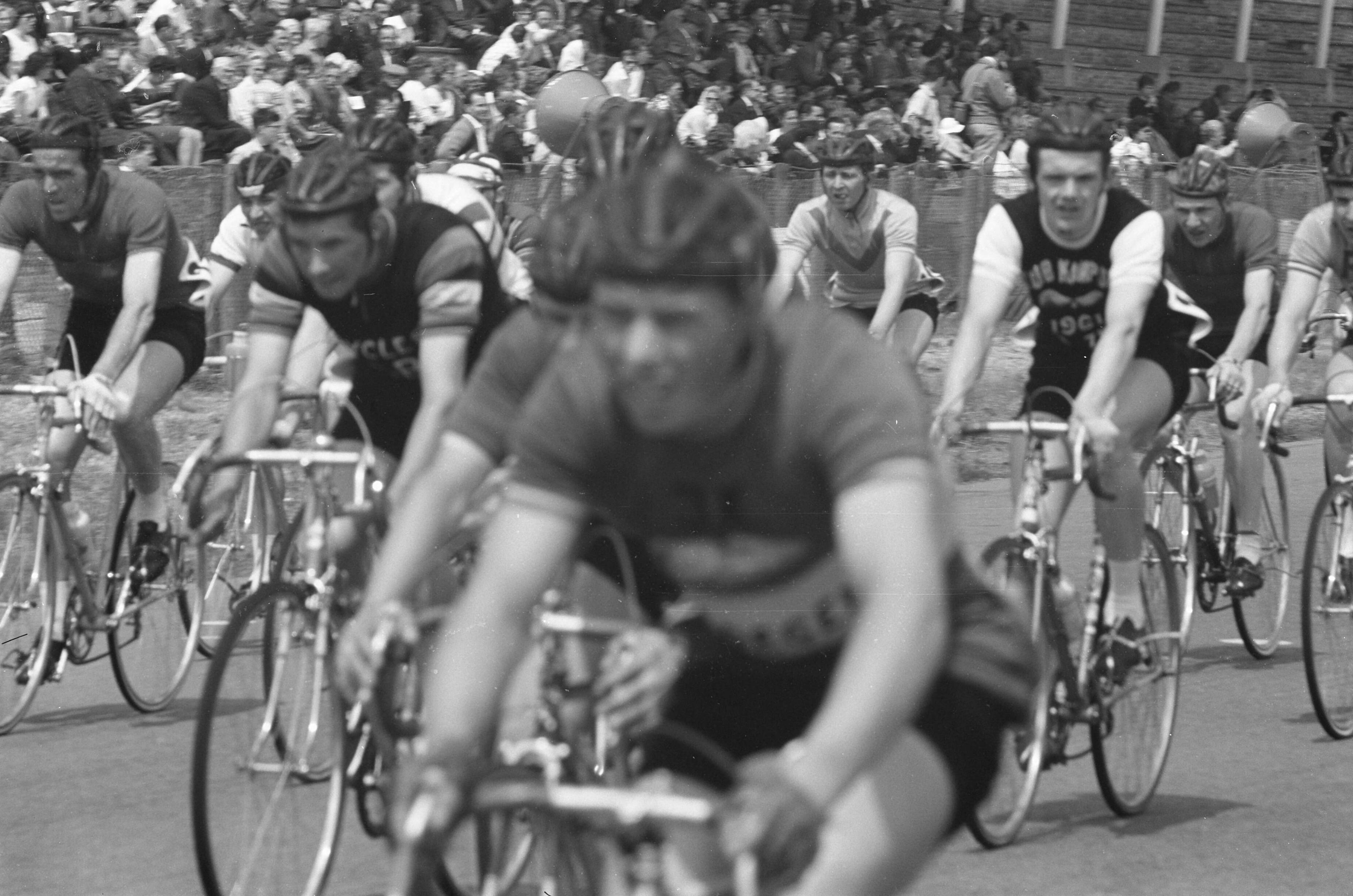 Fotocollectie Anefo — Nederlands Kampioenschap wielrennen op de weg voor amateurs. Het peloton op weg — Foto: Pot, Harry / Anefo. Licentie: Set B: Rechtenvrij / Publiek Domein. Bron: Nationaal Archief. http://hdl.handle.net/10648/a9d72aec-d0b4-102d-bcf8-003048976d84