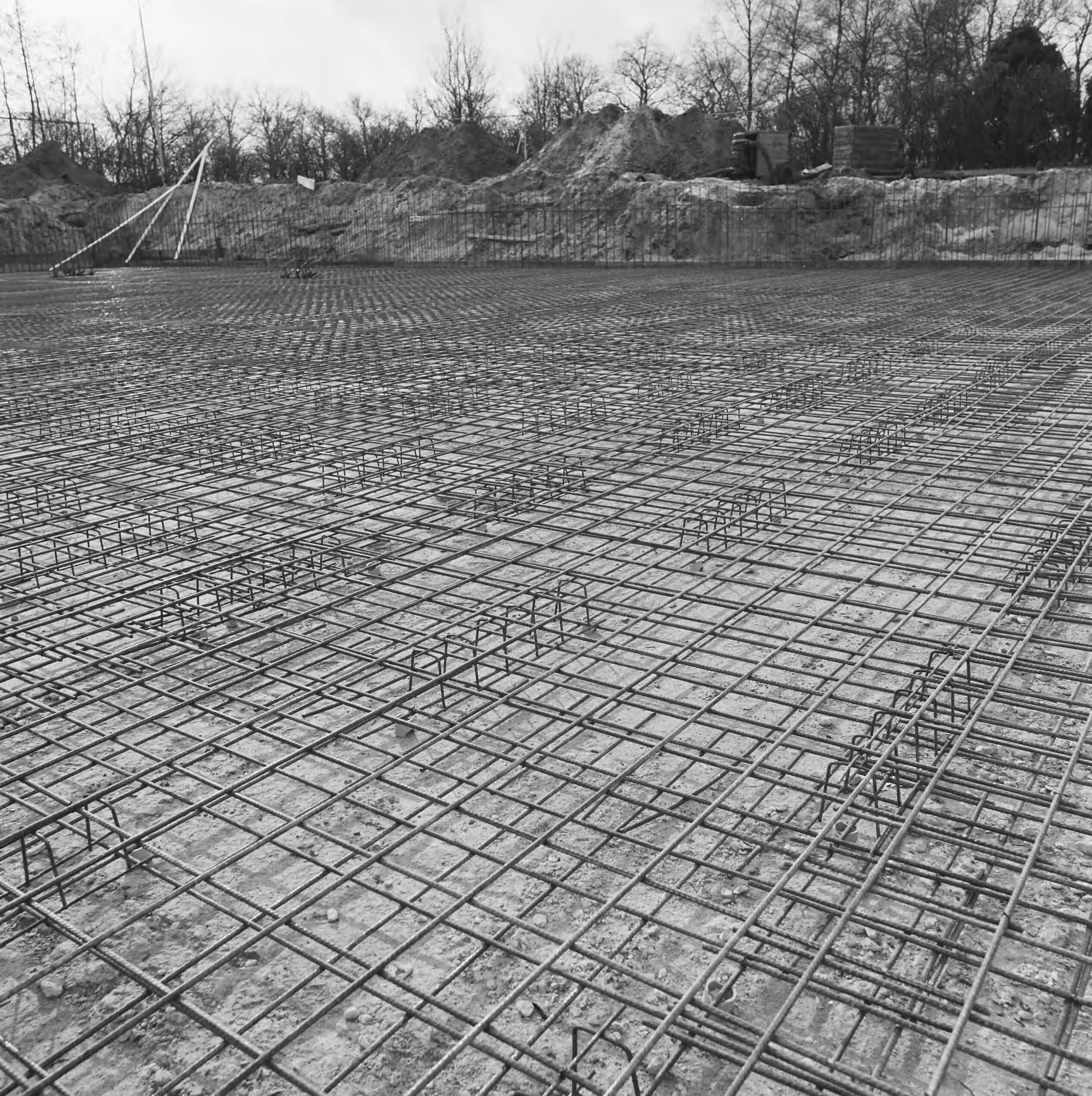 Fotocollectie Nederlandse Heidemaatschappij — Betonwapening voor de bouw van het zwembad te Scherpenzeel (afd. constructie AA) — Foto: Fotograaf Onbekend / Heidemij. Licentie: Set B: Rechtenvrij / Publiek Domein. Bron: Nationaal Archief. http://hdl.handle.net/10648/ae83300e-d0b4-102d-bcf8-003048976d84