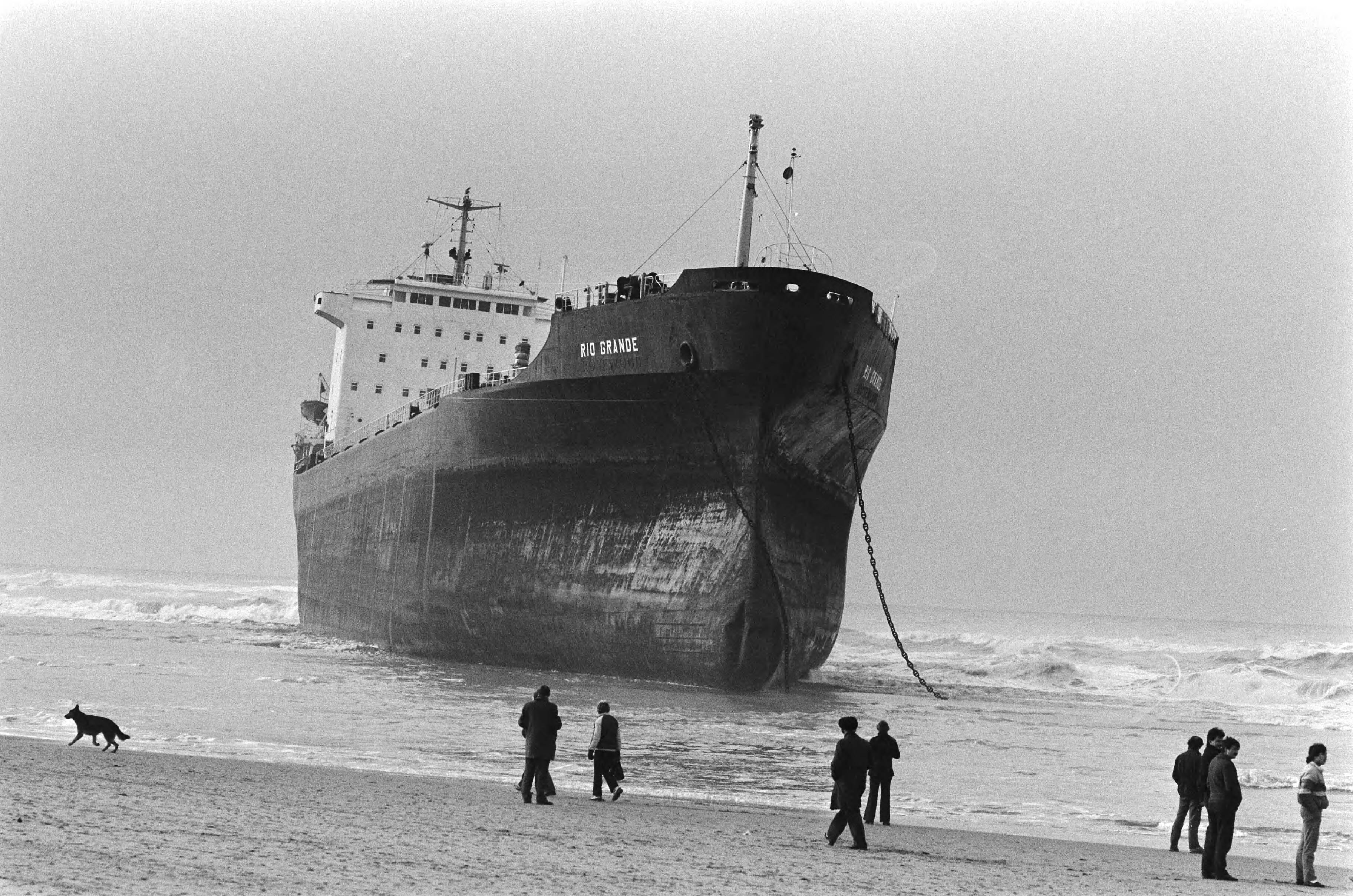 Rio Grande op het strand van Wassenaar — Bij Wassenaar is door de zware storm de Maltezer bulkcarrier "Rio Grande" aan de grond gelopen — Foto: Bogaerts, Rob / Anefo. Licentie: Set B: Rechtenvrij / Publiek Domein. Bron: Nationaal Archief. http://hdl.handle.net/10648/ad4ea57e-d0b4-102d-bcf8-003048976d84