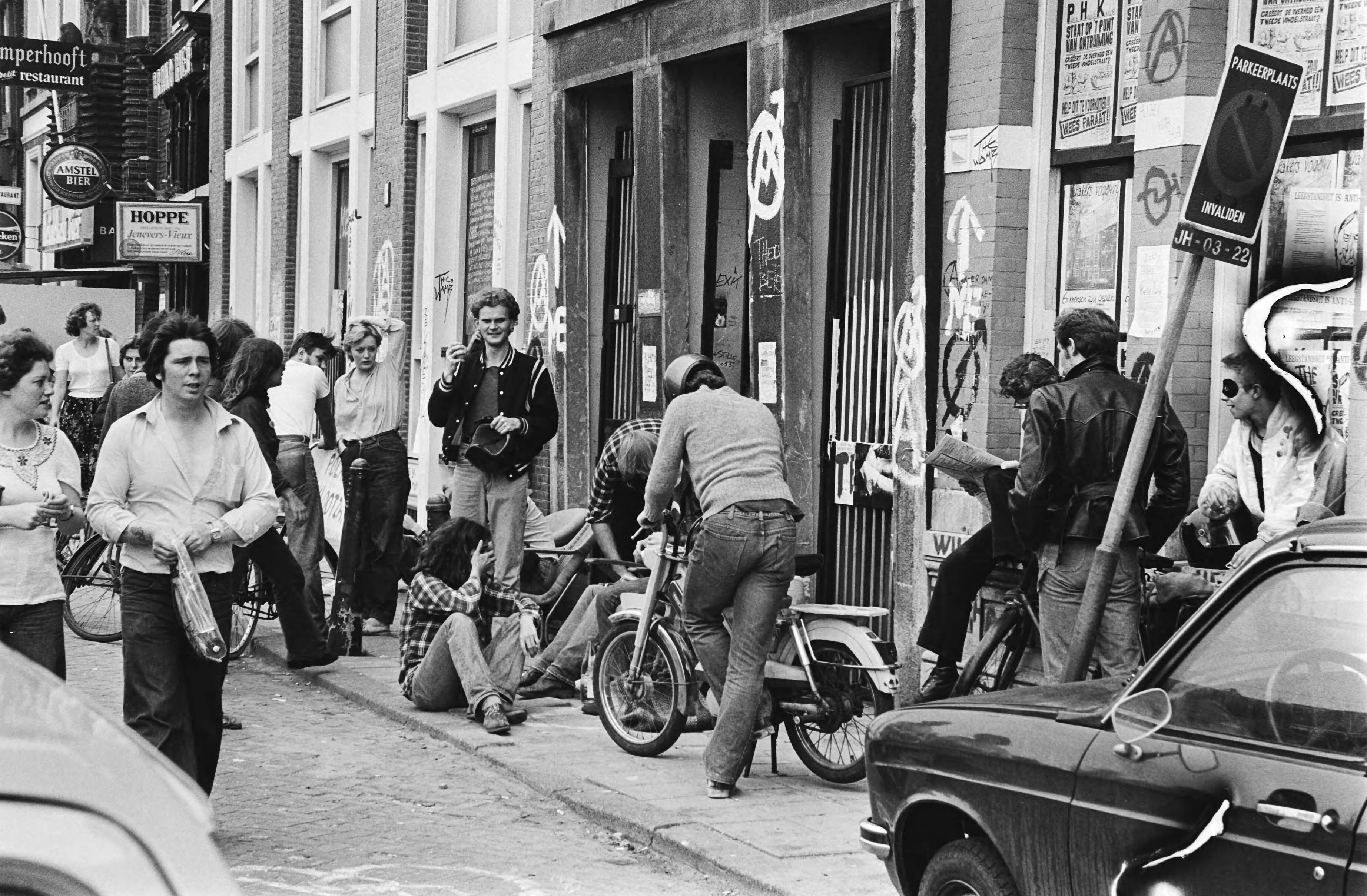 Belangstelling bij gekraakte panden aan de prins Hendrikkade te Amsterdam — Amsterdam|Noord-Holland|kraakpanden |publiek — Foto: Dijk, Hans van / Anefo. Licentie: Set B: Rechtenvrij / Publiek Domein. Bron: Nationaal Archief. http://hdl.handle.net/10648/ace5ca90-d0b4-102d-bcf8-003048976d84
