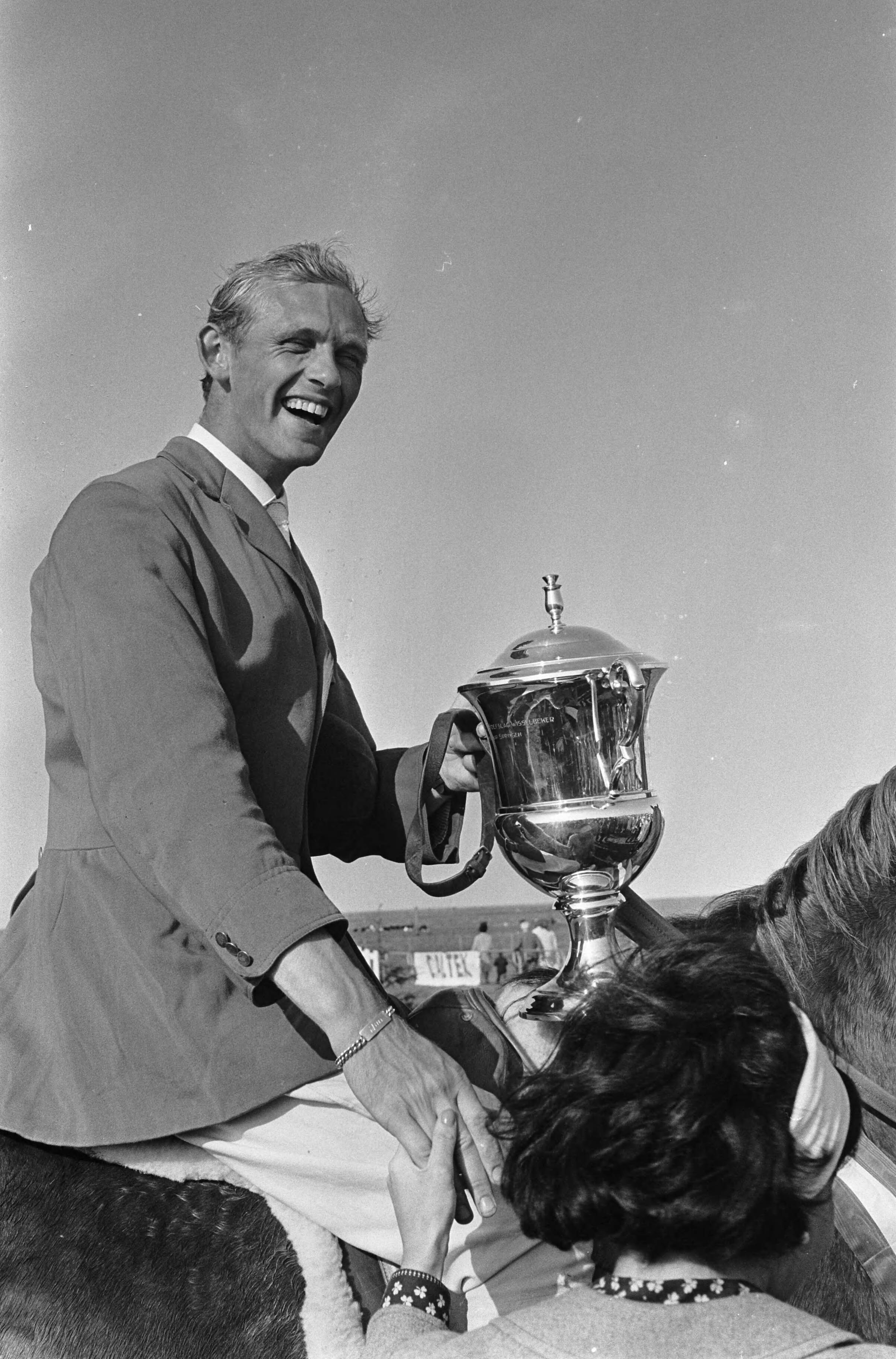 Fotocollectie Anefo — Nederlands kampioenschap springen te Blaricum, kampioen Jan Maathuis ontvangt beker na zijn winst met Fliegette — Foto: Kroon, Ron / Anefo. Licentie: Set B: Rechtenvrij / Publiek Domein. Bron: Nationaal Archief. http://hdl.handle.net/10648/aab4d6c6-d0b4-102d-bcf8-003048976d84