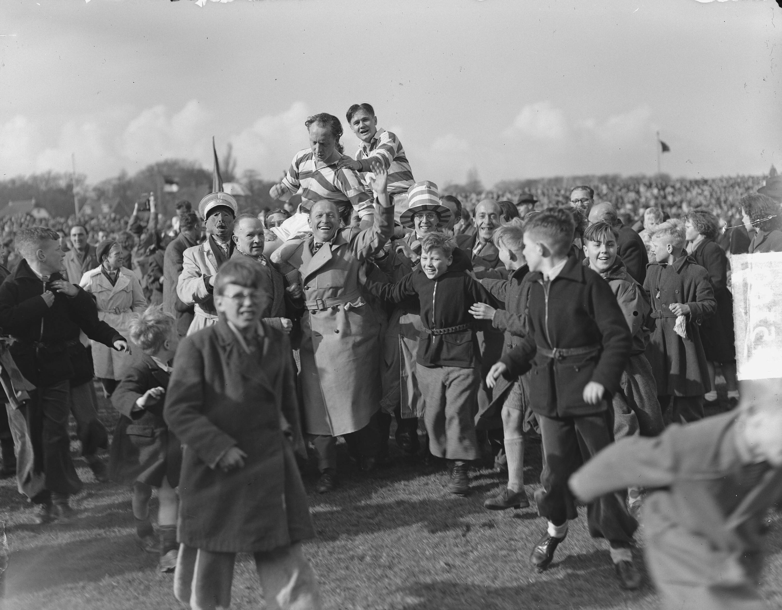 Voetbal. RCH tegen Blauw-Wit 0-2. Blauw-Wit kampioen — Voetbal. RCH tegen Blauw-Wit 0-2. Blauw-Wit spelers op de schouders van supporters — Foto: Bilsen, Joop van / Anefo. Licentie: Set B: Rechtenvrij / Publiek Domein. Bron: Nationaal Archief. http://hdl.handle.net/10648/a8e86574-d0b4-102d-bcf8-003048976d84