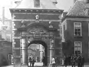 Fotocollectie Elsevier Binnenland — Grenadierspoort van het Binnenhof te Den Haag — Foto: Onbekend / Publiek Domein of Rechtenvrij. Licentie: Set B: Rechtenvrij / Publiek Domein. Bron: Nationaal Archief. http://hdl.handle.net/10648/addfb230-d0b4-102d-bcf8-003048976d84