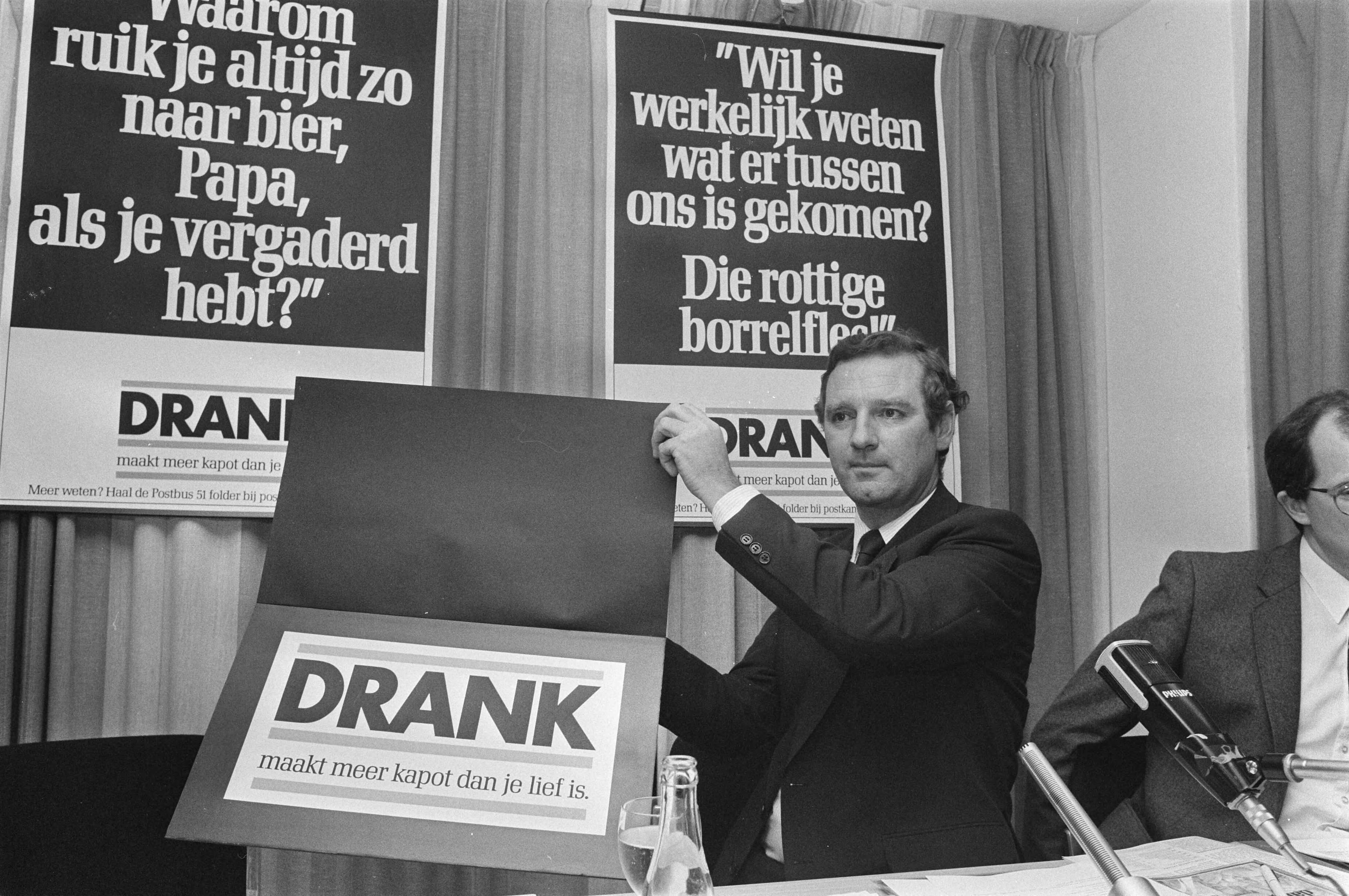 Fotocollectie Anefo — Staatssecretaris Dees van WVC presenteert motto-campagne tegen alcoholmisbruik in Den Haag — Foto: Bogaerts, Rob / Anefo. Licentie: Set B: Rechtenvrij / Publiek Domein. Bron: Nationaal Archief. http://hdl.handle.net/10648/ad56f378-d0b4-102d-bcf8-003048976d84