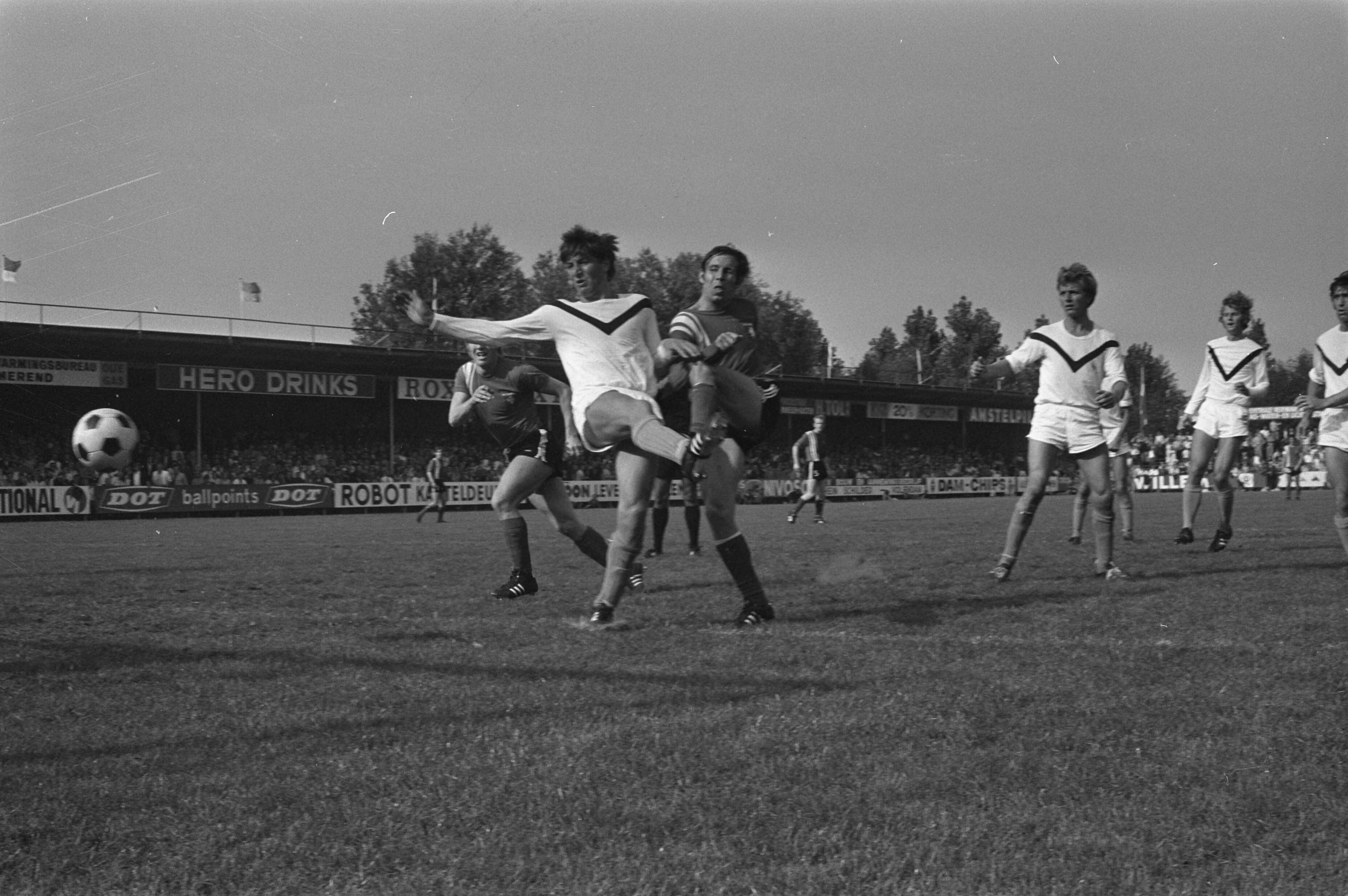 Fotocollectie Anefo — Volendam tegen FC Twente 0-1; Phalplatz in duel met Jac. Jonk (links) — Foto: Croes, Rob C. / Anefo. Licentie: Set B: Rechtenvrij / Publiek Domein. Bron: Nationaal Archief. http://hdl.handle.net/10648/aba0778e-d0b4-102d-bcf8-003048976d84
