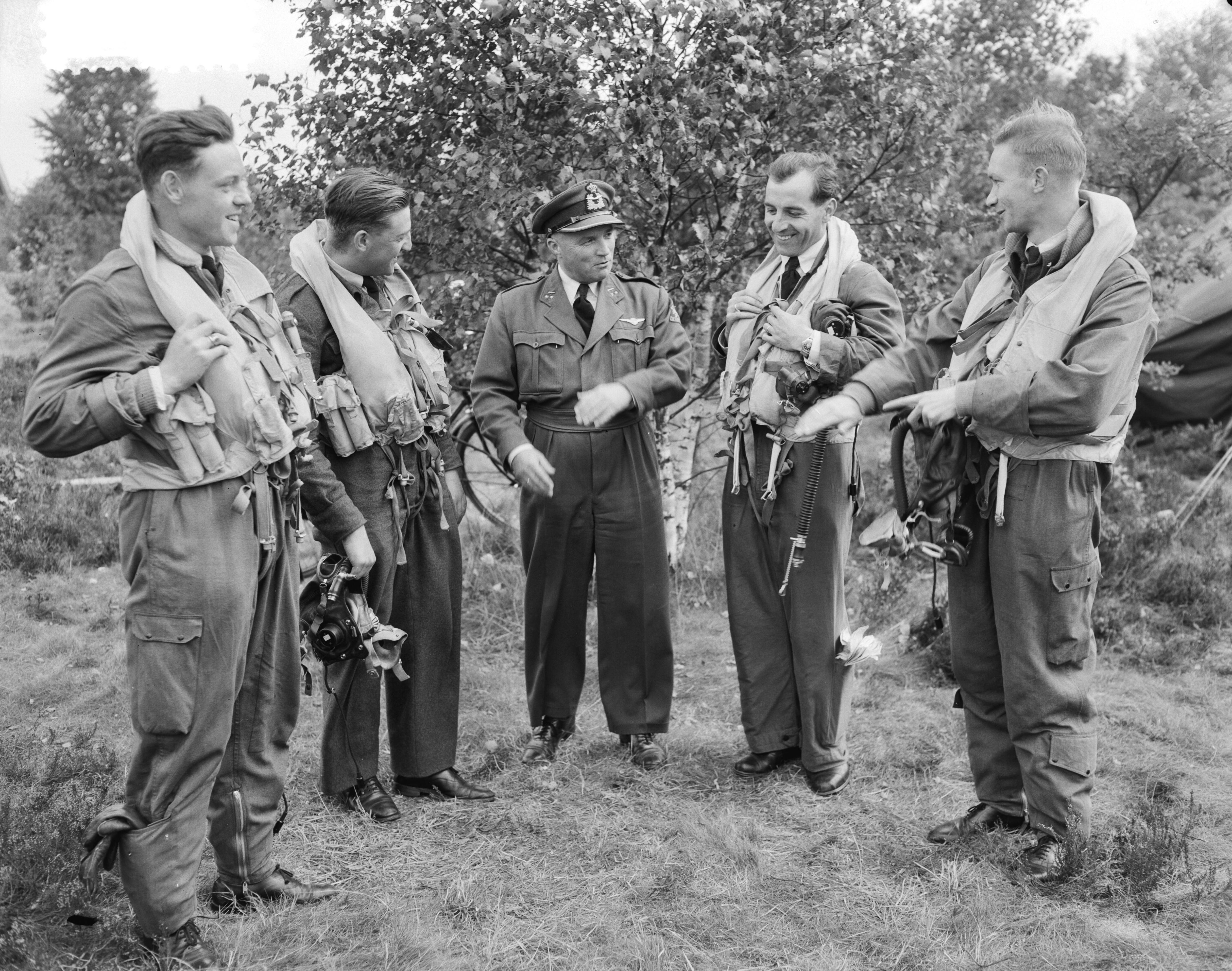 Luchtmachtoefening Soesterberg — Luchtmachtoefening Soesterberg. Verslag aan luitenant-kolonel-vliegerr Van Rooy — Foto: Consenheim, Wim / Anefo. Licentie: Set B: Rechtenvrij / Publiek Domein. Bron: Nationaal Archief. http://hdl.handle.net/10648/a8ffac5c-d0b4-102d-bcf8-003048976d84