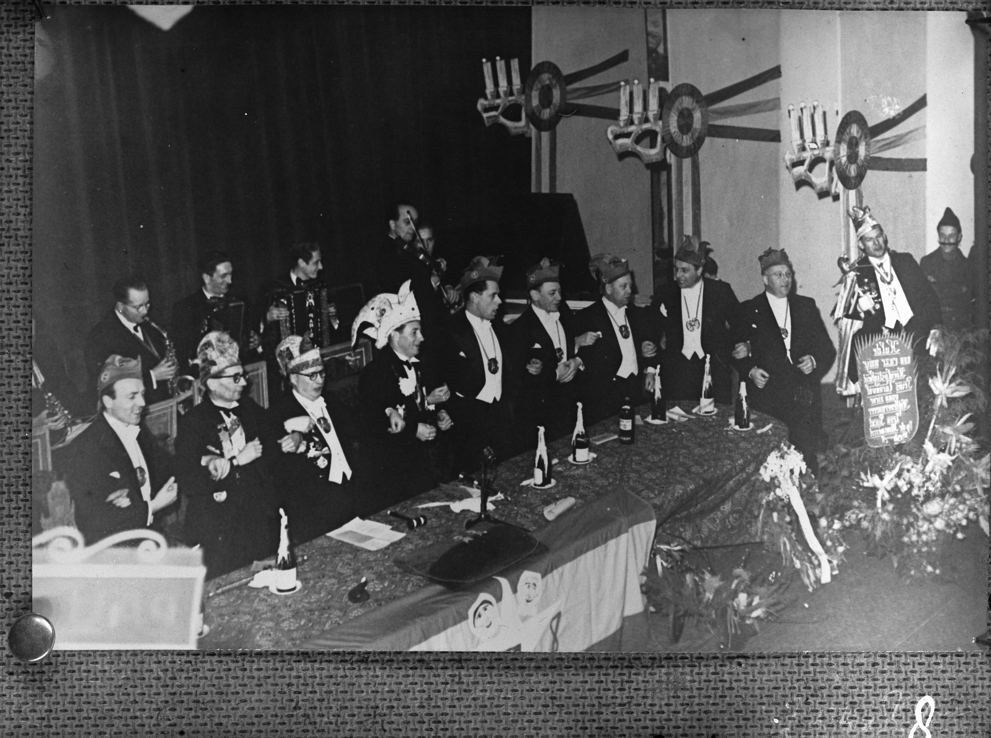 Fotocollectie Anefo — Uitroeping van Prins Carnaval 1948 te Maastricht — Foto: Snikkers, Anton / Anefo. Licentie: Set B: Rechtenvrij / Publiek Domein. Bron: Nationaal Archief. http://hdl.handle.net/10648/a8b1b1aa-d0b4-102d-bcf8-003048976d84