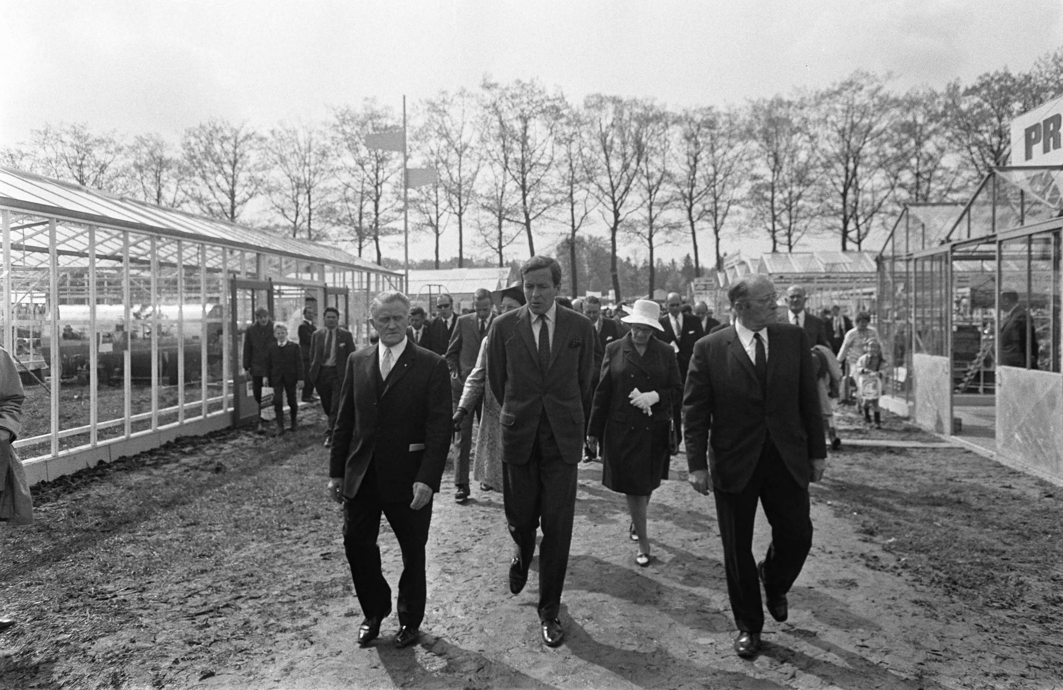 Fotocollectie Anefo — HKH Prins Claus opent de 22e "Werktuigendagen" te Liempde Prins Claus tijdens rondgang — Foto: Mieremet, Rob / Anefo. Licentie: Set B: Rechtenvrij / Publiek Domein. Bron: Nationaal Archief. http://hdl.handle.net/10648/ab683bb2-d0b4-102d-bcf8-003048976d84