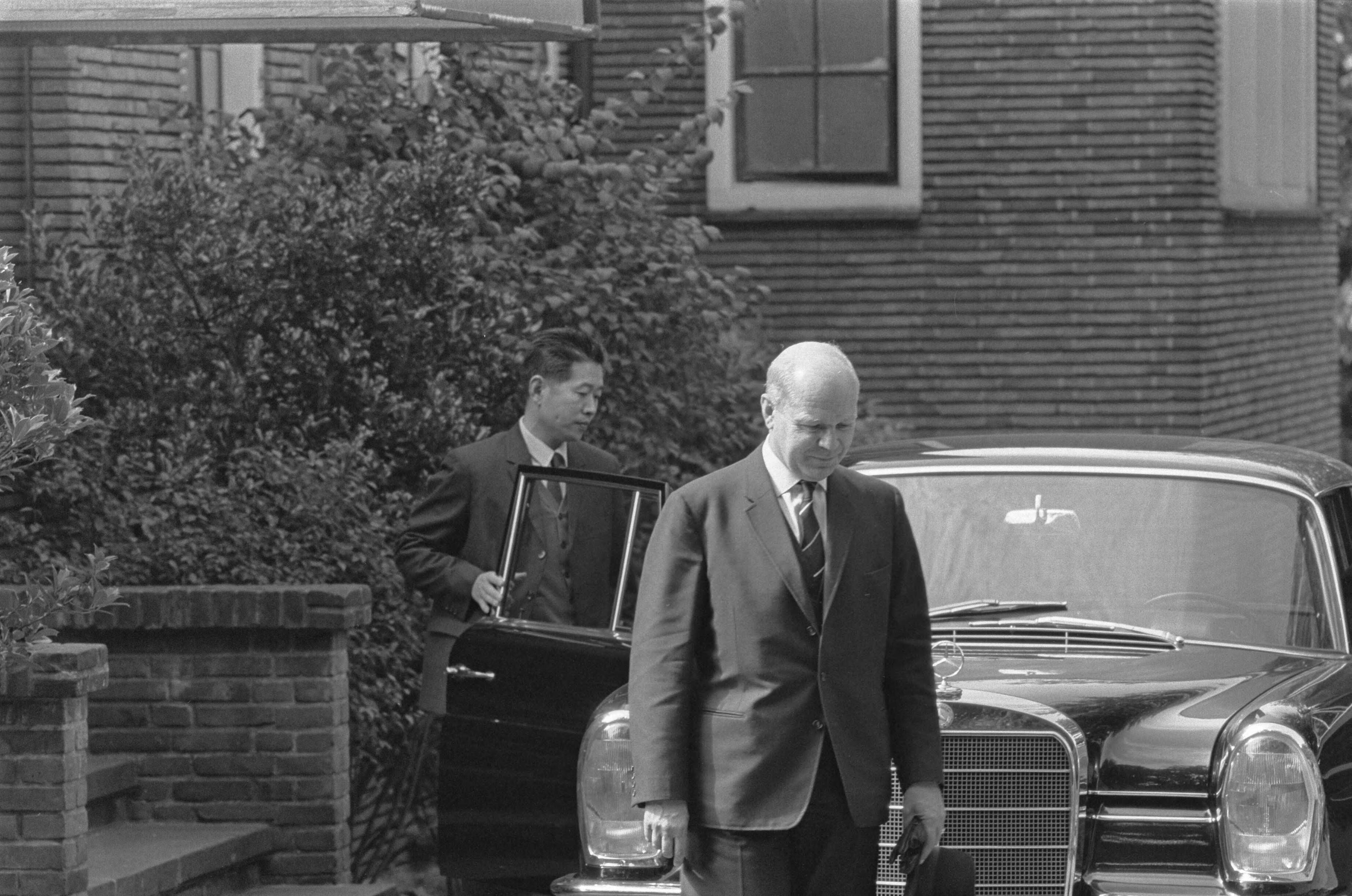 Fotocollectie Anefo — Chinese legatie te Den Haag , de heer Van Tiel (rechts kwam waarnemend zaakgelastigde ophalen (links) bij Chinese legatie — Foto: Kroon, Ron / Anefo. Licentie: Set B: Rechtenvrij / Publiek Domein. Bron: Nationaal Archief. http://hdl.handle.net/10648/aaf5c910-d0b4-102d-bcf8-003048976d84