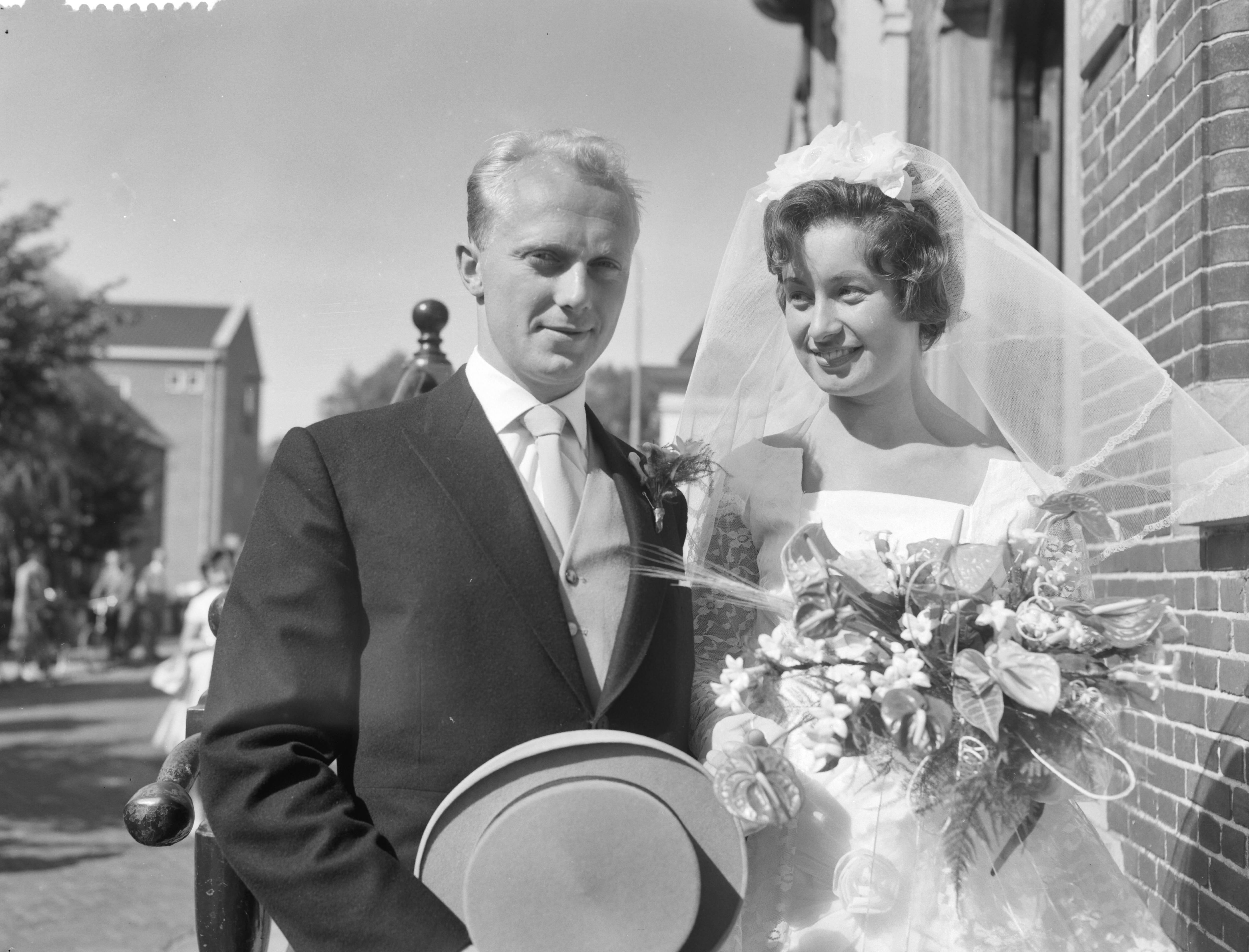 Fotocollectie Anefo — Huwelijk van voetballer Piet Kruiver en Maria Heidel te Koog aan de Zaan — Foto: Bilsen, Joop van / Anefo. Licentie: Set B: Rechtenvrij / Publiek Domein. Bron: Nationaal Archief. http://hdl.handle.net/10648/a9b5c4e2-d0b4-102d-bcf8-003048976d84