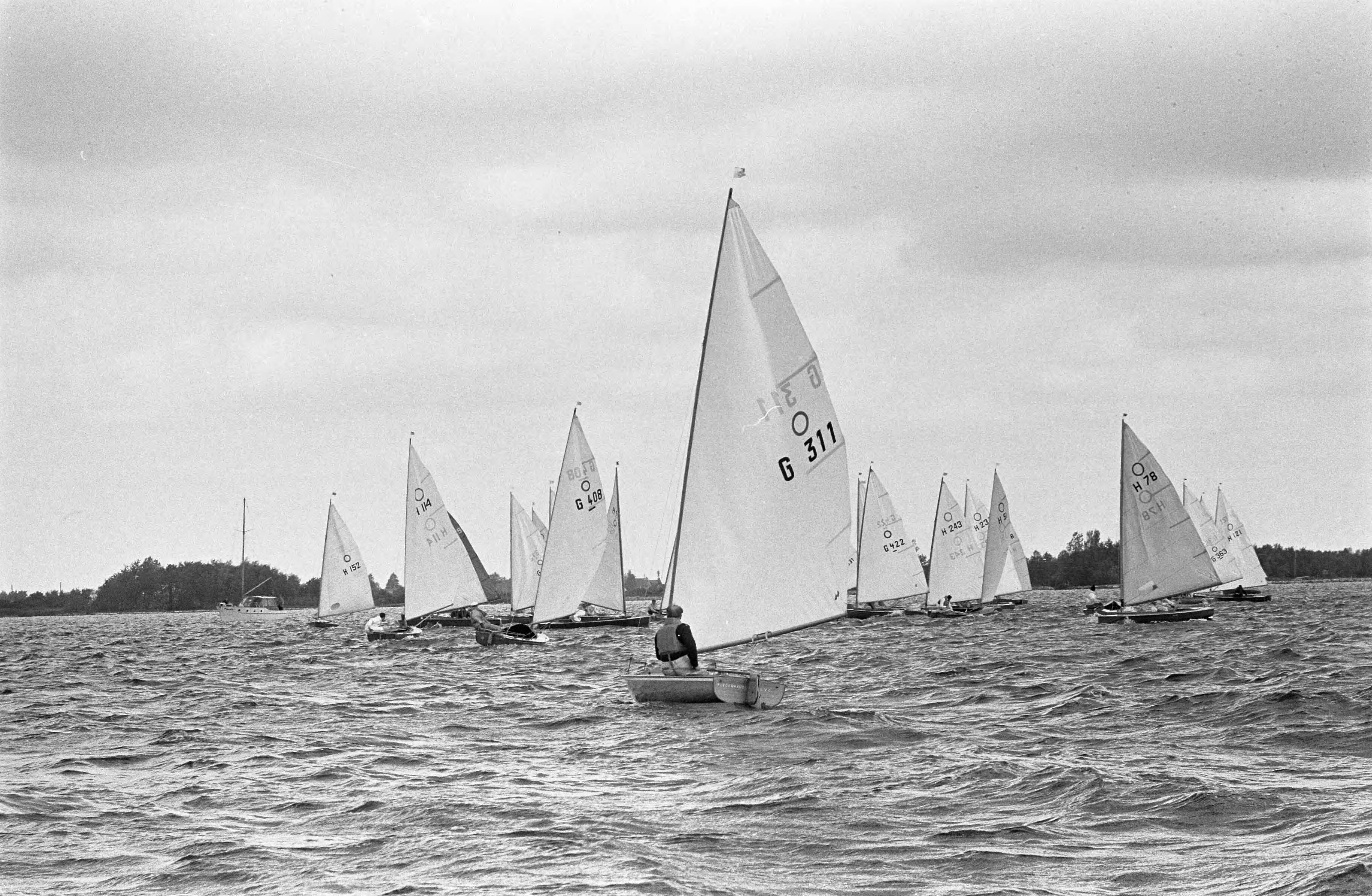 Fotocollectie Anefo — Europese Kampioenschappen Olympiajollen (O-Jol) op de Westeinderplassen — Foto: Bilsen, Joop van / Anefo. Licentie: Set B: Rechtenvrij / Publiek Domein. Bron: Nationaal Archief. http://hdl.handle.net/10648/aa0dceda-d0b4-102d-bcf8-003048976d84
