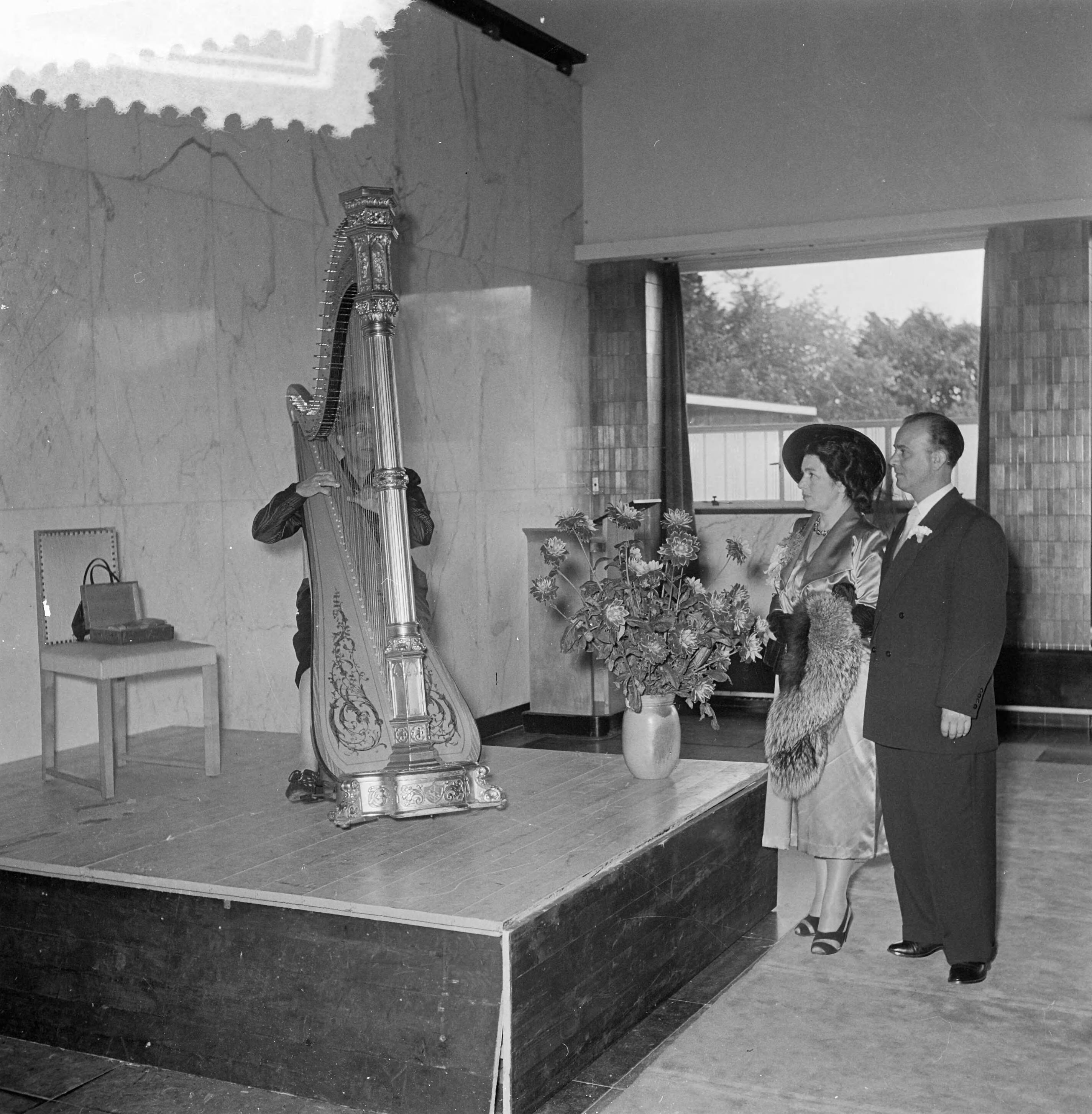 Fotocollectie Anefo — Huwelijk van Maarten Kapteyn en Jetty Cantor in Hilversum. Getuige Rosa Spier speelde na afloop in de burgerzaal een passacaglia van Händel — Foto: Noske, J.D. / Anefo. Licentie: Set B: Rechtenvrij / Publiek Domein. Bron: Nationaal Archief. http://hdl.handle.net/10648/a911fd26-d0b4-102d-bcf8-003048976d84