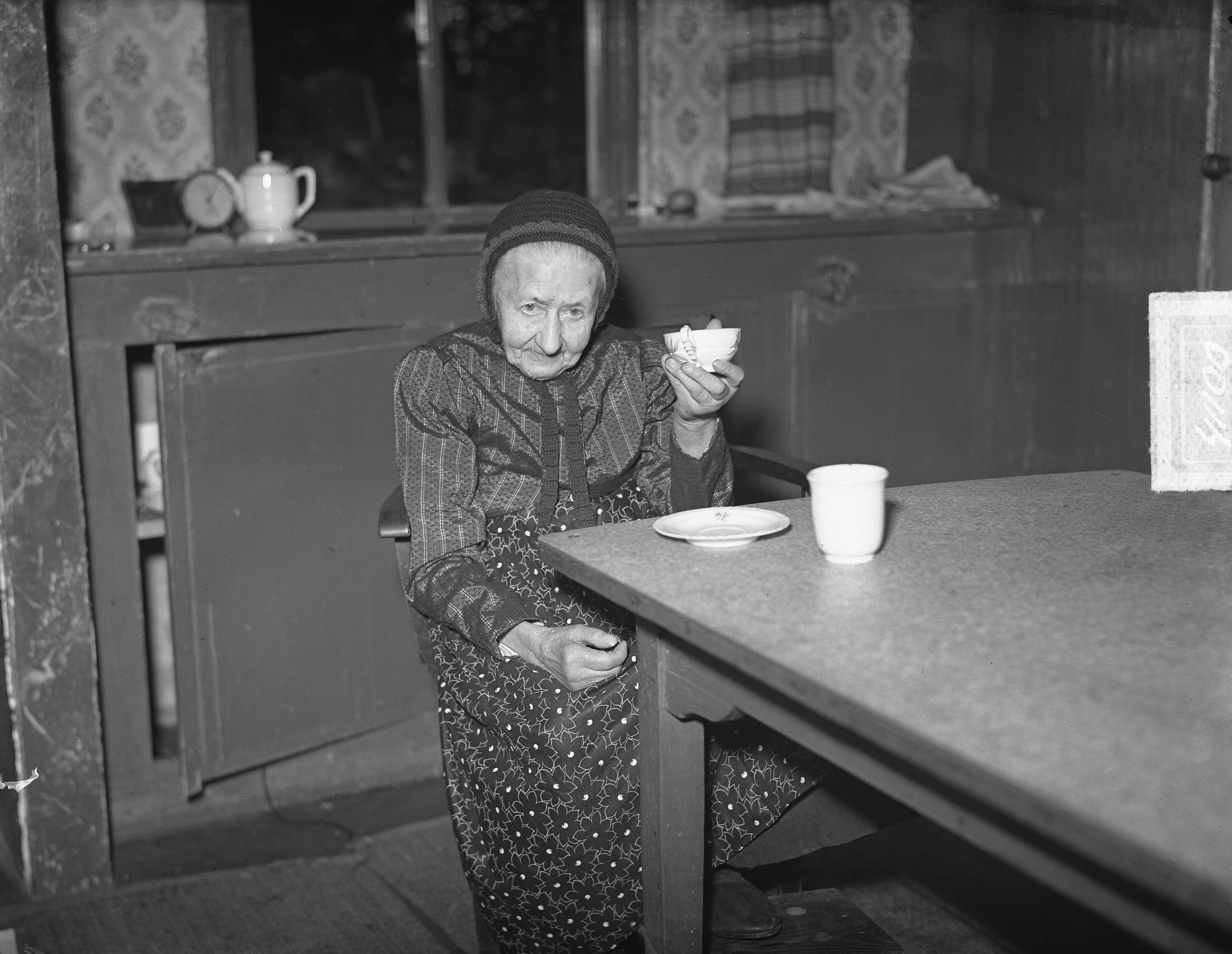 Fotocollectie Anefo — Weduwe Jansen-Steen uit Yde (Drenthe) wordt op 12 augustus 102 jaar — Foto: Nijs, Jac. de / Anefo. Licentie: Set B: Rechtenvrij / Publiek Domein. Bron: Nationaal Archief. http://hdl.handle.net/10648/a8dccd4a-d0b4-102d-bcf8-003048976d84