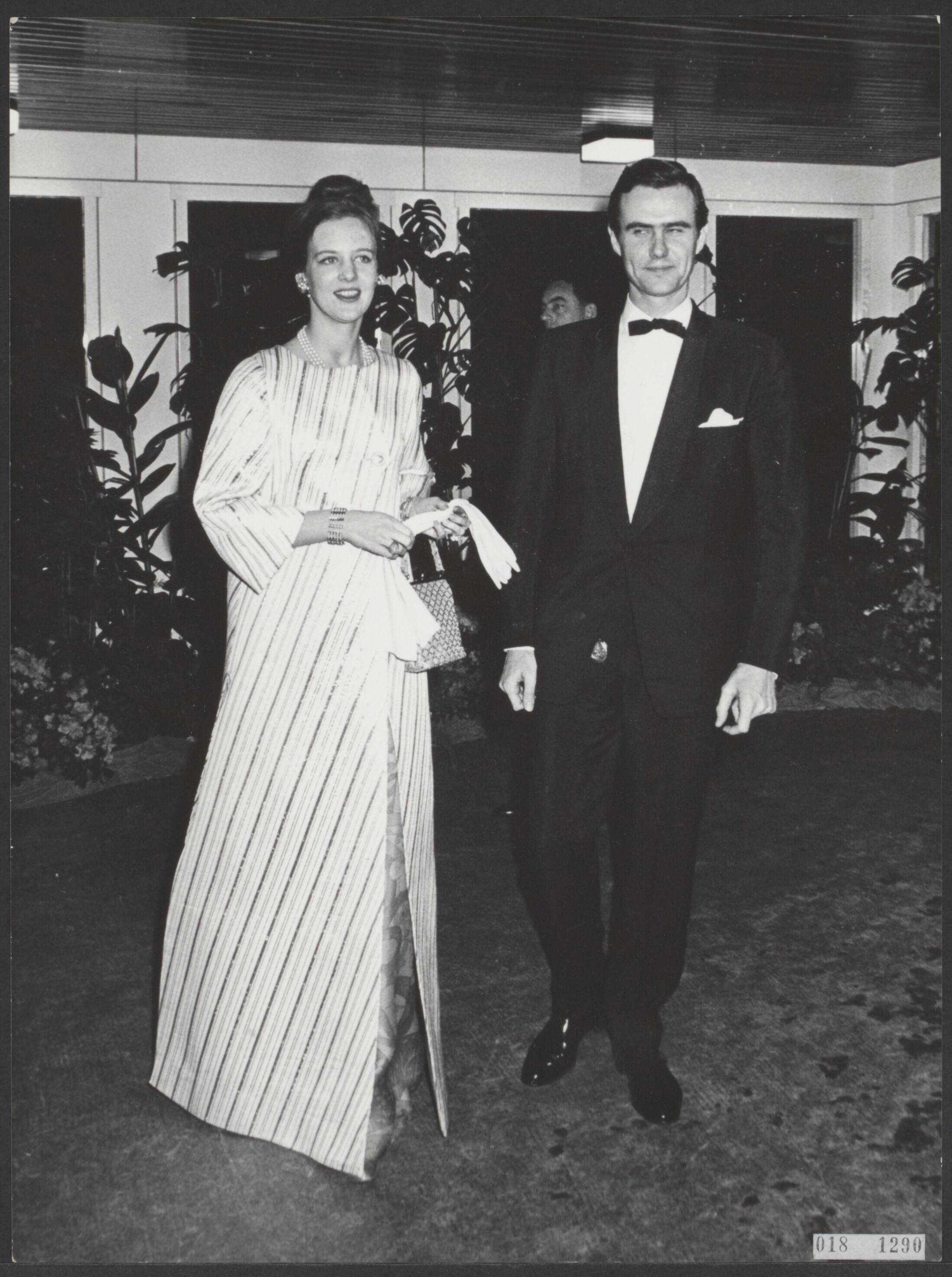 Fotocollectie Elsevier Binnenland — Feestelijke voorstelling in het Circusgebouw te Scheveningen voor de koninklijke gasten t.g.v. het huwelijk van prinses Margriet en mr. Pieter van Vollenhoven. Prinses Margrethe van Denemarken en haar verloofde prins Henri de Laborde de Monpezat — Foto: Kroon, Ron / Anefo. Licentie: Set B: Rechtenvrij / Publiek Domein. Bron: Nationaal Archief. http://hdl.handle.net/10648/adc4dce4-d0b4-102d-bcf8-003048976d84