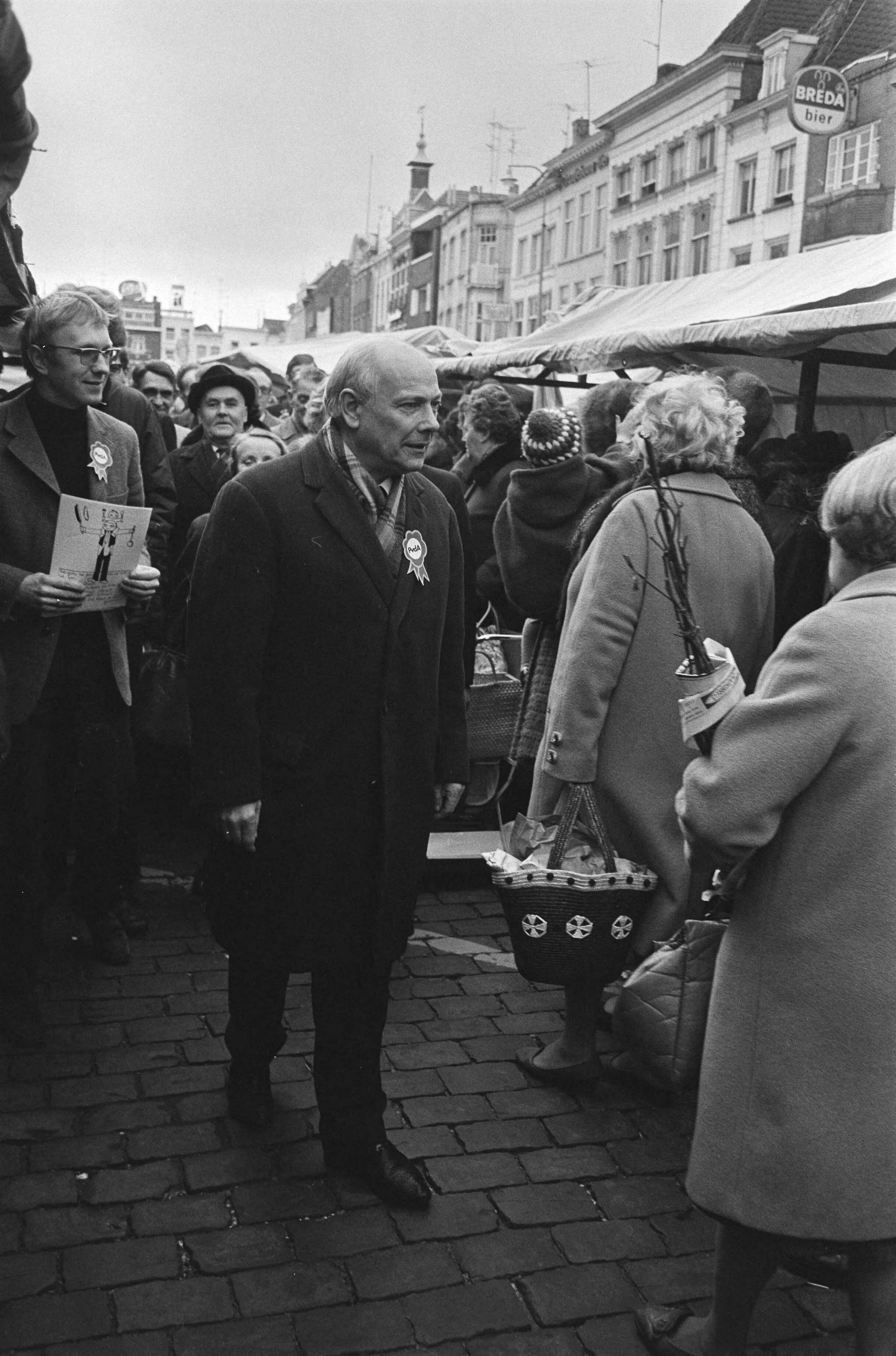 Joop den Uyl in Breda met een karavaan op verkiezingstournee voor de PvdA — Den Uyl op de markt — Foto: Fotograaf Onbekend / Anefo. Licentie: Set B: Rechtenvrij / Publiek Domein. Bron: Nationaal Archief. http://hdl.handle.net/10648/abb8e5d0-d0b4-102d-bcf8-003048976d84