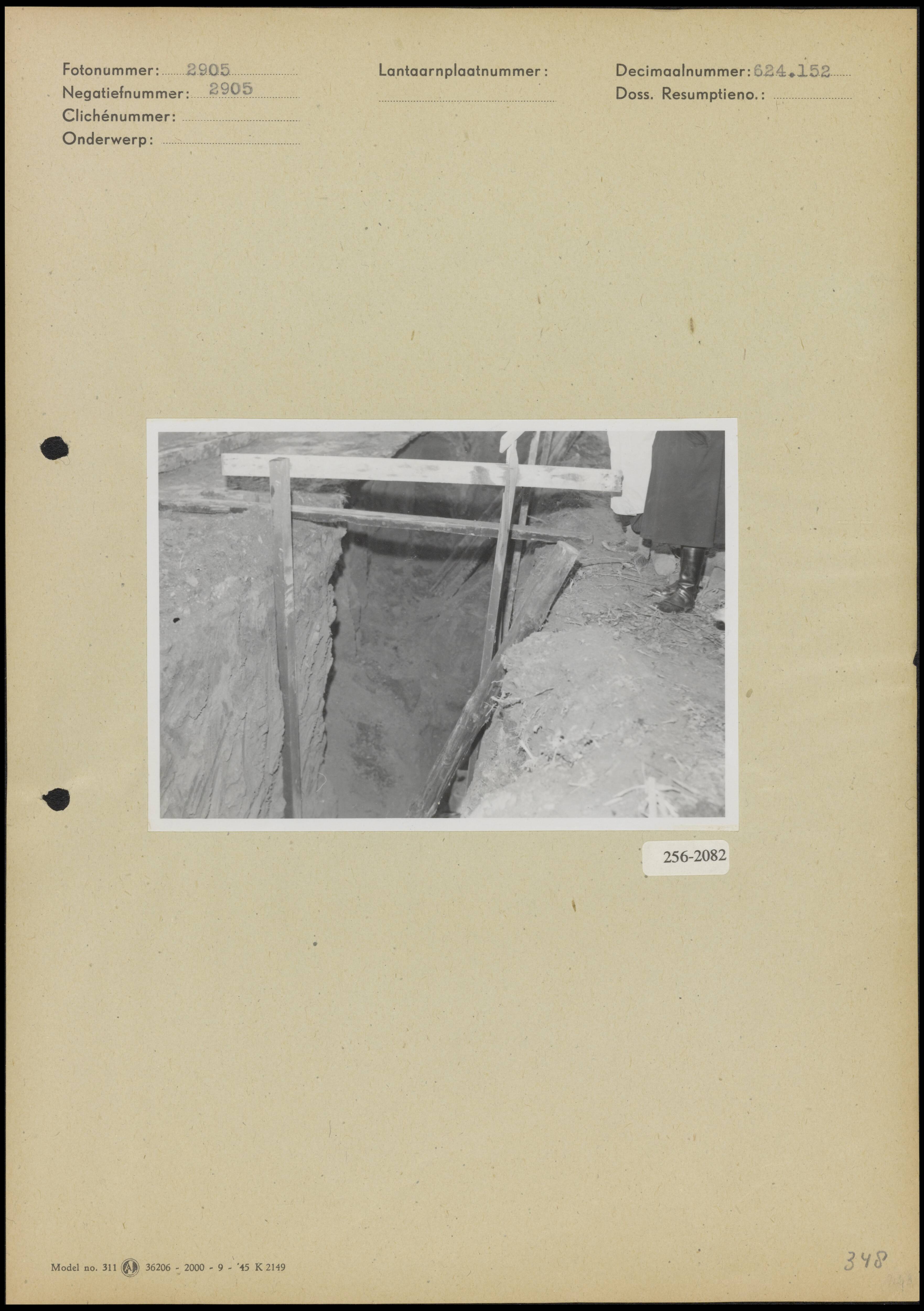 Riolering Amstenrade — Stempeling voor een rioleringssleuf te Amstenrade — Foto: Onbekend / Publiek Domein of Rechtenvrij. Licentie: Set B: Rechtenvrij / Publiek Domein. Bron: Nationaal Archief. http://hdl.handle.net/10648/b0189eb8-d0b4-102d-bcf8-003048976d84