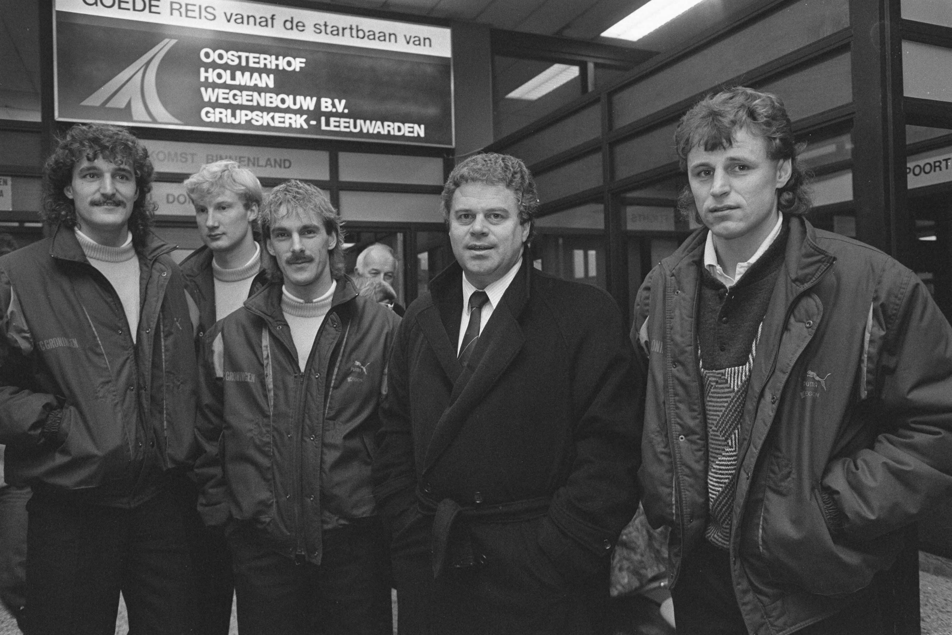 Fotocollectie Anefo — Vertrek FC Groningen naar Portugal vanaf vliegveld Eelde voor Europa Cup III wedstrijd; R. Eykelkamp , R. van de Berg , E.O. Riekerink , trainer Jacobs, Houtman / — Foto: Croes, Rob C. / Anefo. Licentie: Set B: Rechtenvrij / Publiek Domein. Bron: Nationaal Archief. http://hdl.handle.net/10648/ad5a5bee-d0b4-102d-bcf8-003048976d84