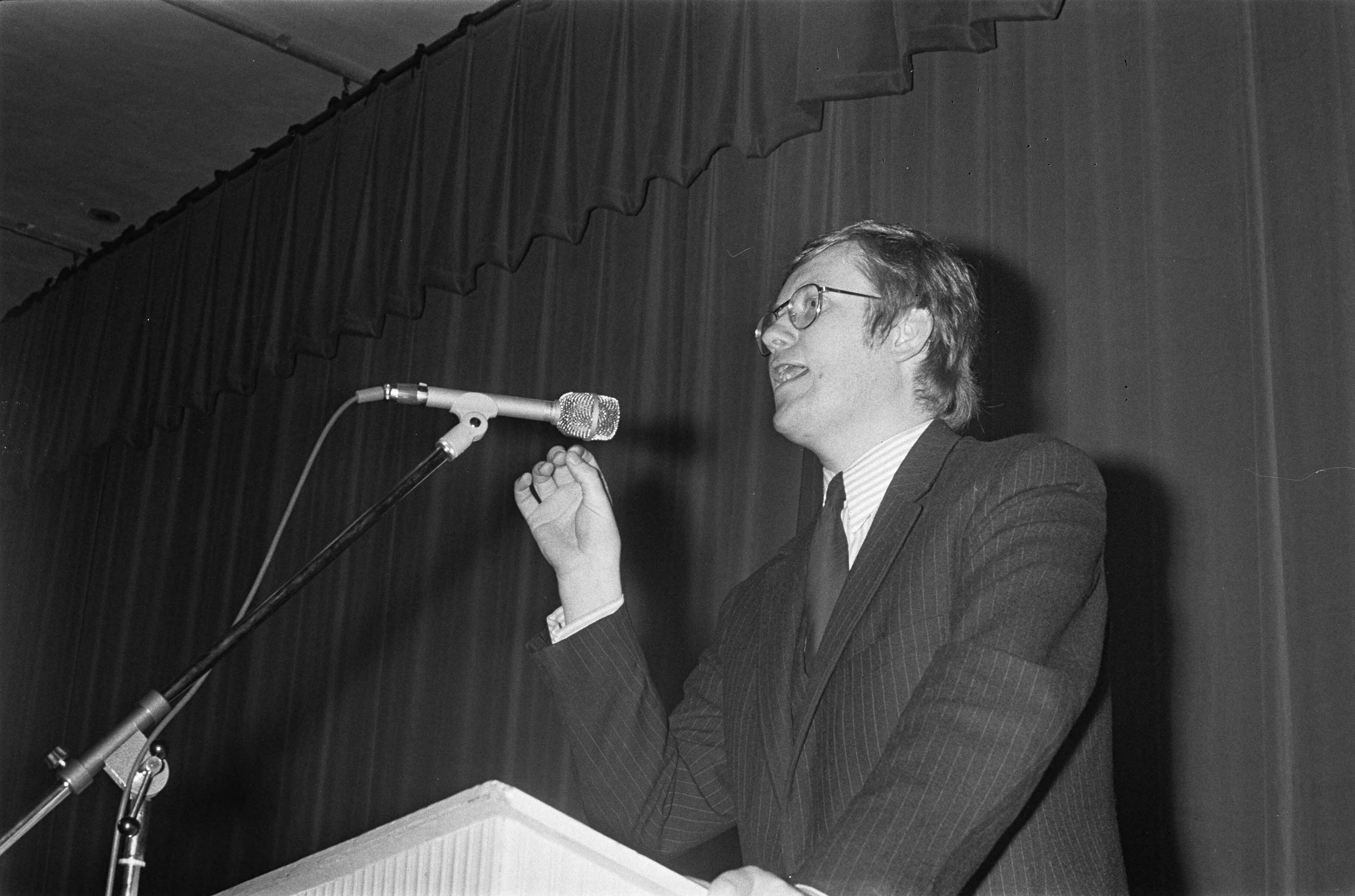 Fotocollectie Anefo — VVD-lijsttrekker Hans Wiegel spreekt in Concertgebouw te Haarlem — Foto: Peters, Hans / Anefo. Licentie: Set B: Rechtenvrij / Publiek Domein. Bron: Nationaal Archief. http://hdl.handle.net/10648/abfc28fe-d0b4-102d-bcf8-003048976d84