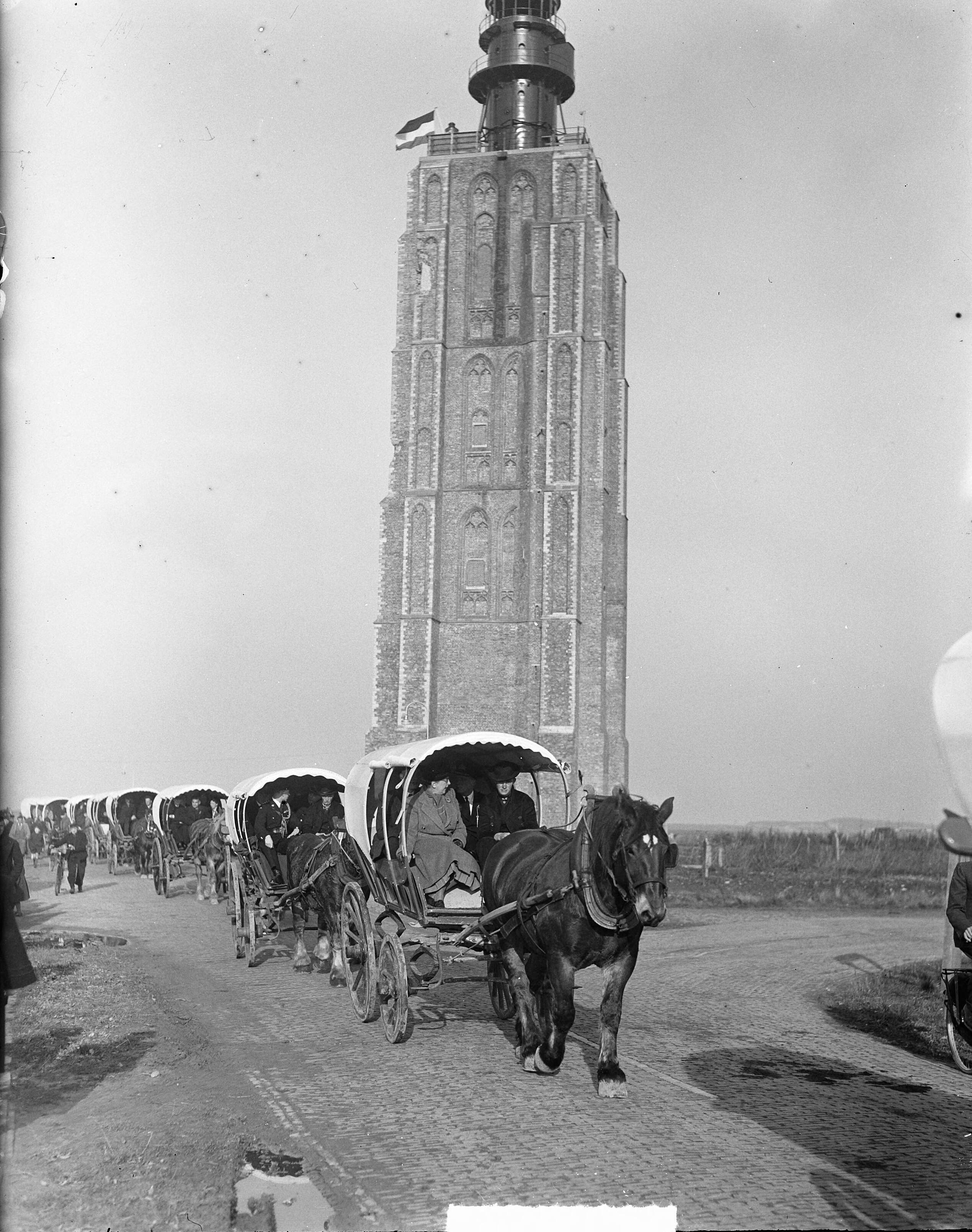 Fotocollectie Anefo — Boomplantdag te Westkapelle — Foto: Noske, J.D. / Anefo. Licentie: Set B: Rechtenvrij / Publiek Domein. Bron: Nationaal Archief. http://hdl.handle.net/10648/a8c030b8-d0b4-102d-bcf8-003048976d84