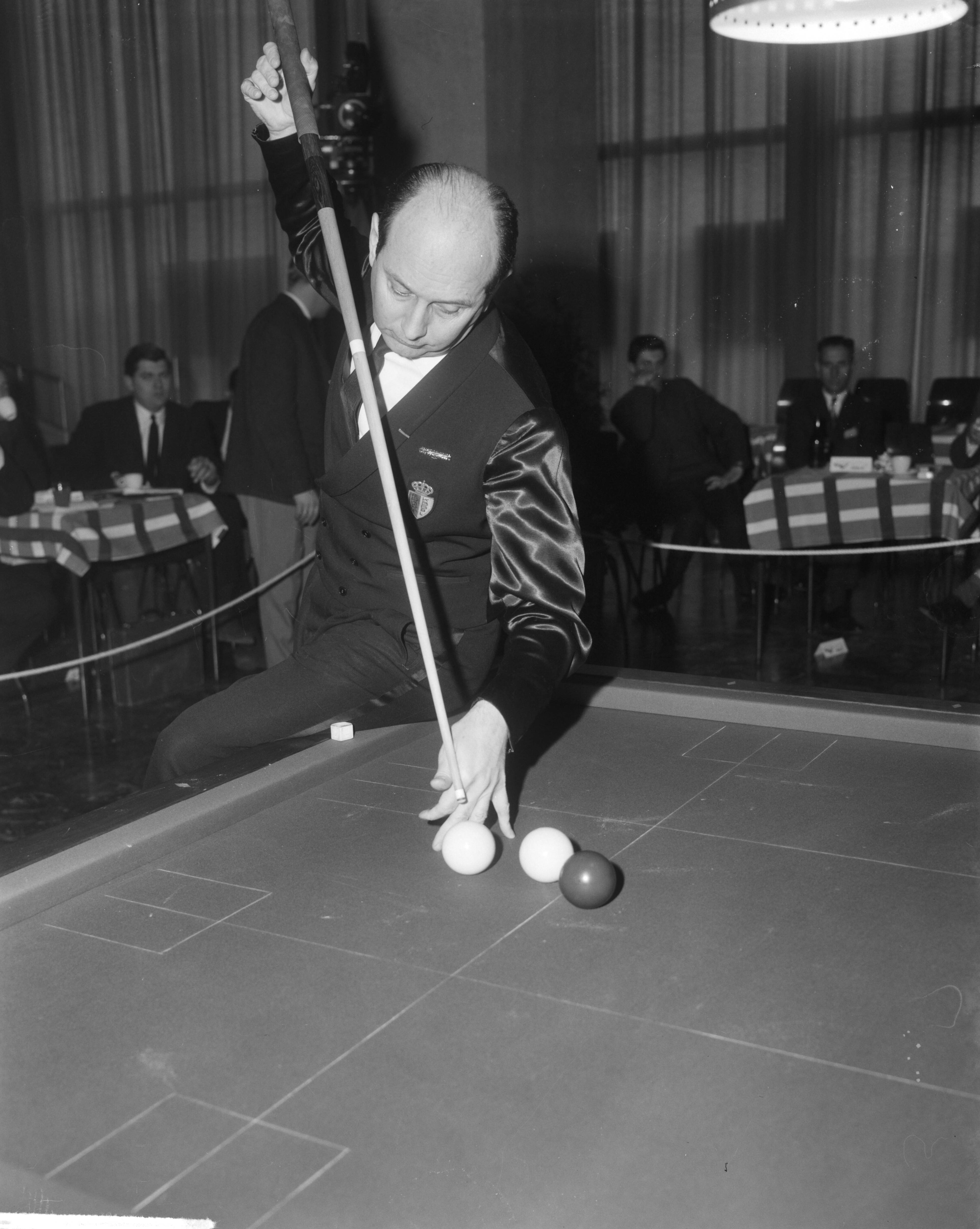 Fotocollectie Anefo — Europees biljartkampioenschap anker kader 47/2 te Heerlen, Van Hassel (België) aan stoot — Foto: Bilsen, Joop van / Anefo. Licentie: Set B: Rechtenvrij / Publiek Domein. Bron: Nationaal Archief. http://hdl.handle.net/10648/aa9067fa-d0b4-102d-bcf8-003048976d84