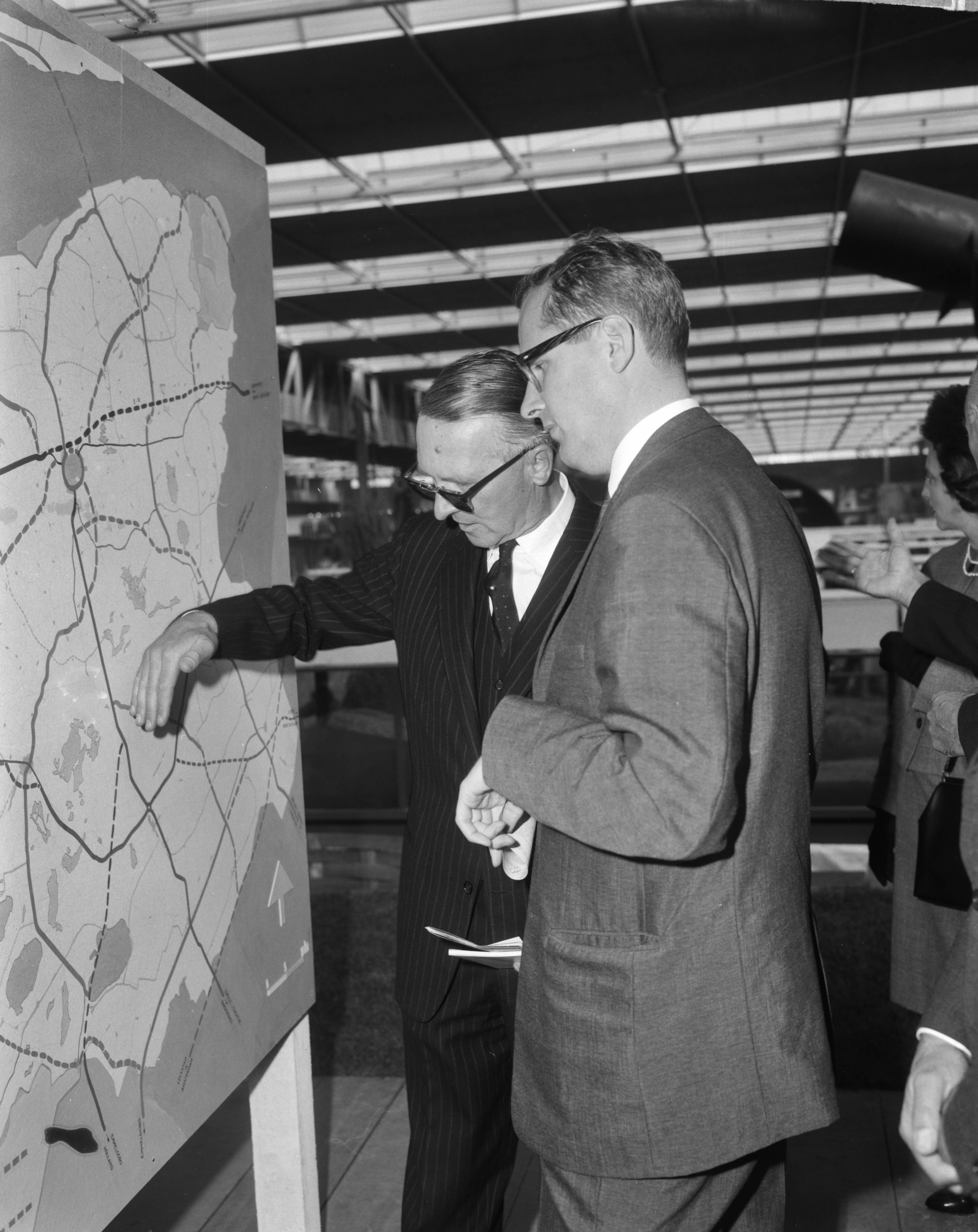 Fotocollectie Anefo — Tentoonstelling "Frisiana" te Leeuwarden officieel door minister J.E. Andriessen geopend. Minister Andriessen tijdens de rondgang — Foto: Bilsen, Joop van / Anefo. Licentie: Set B: Rechtenvrij / Publiek Domein. Bron: Nationaal Archief. http://hdl.handle.net/10648/aa458d3e-d0b4-102d-bcf8-003048976d84