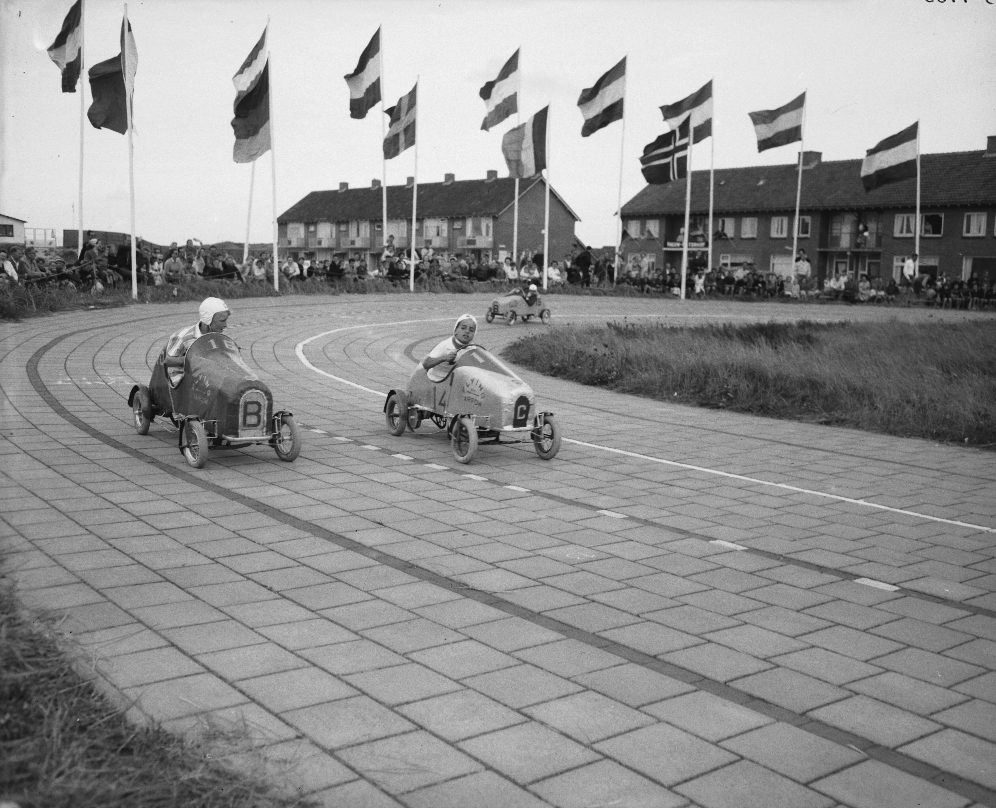 Fotocollectie Anefo — Internationale trapautoraces in Noordwijk — Foto: Behrens, Herbert F. / Anefo. Licentie: Set B: Rechtenvrij / Publiek Domein. Bron: Nationaal Archief. http://hdl.handle.net/10648/a982850a-d0b4-102d-bcf8-003048976d84