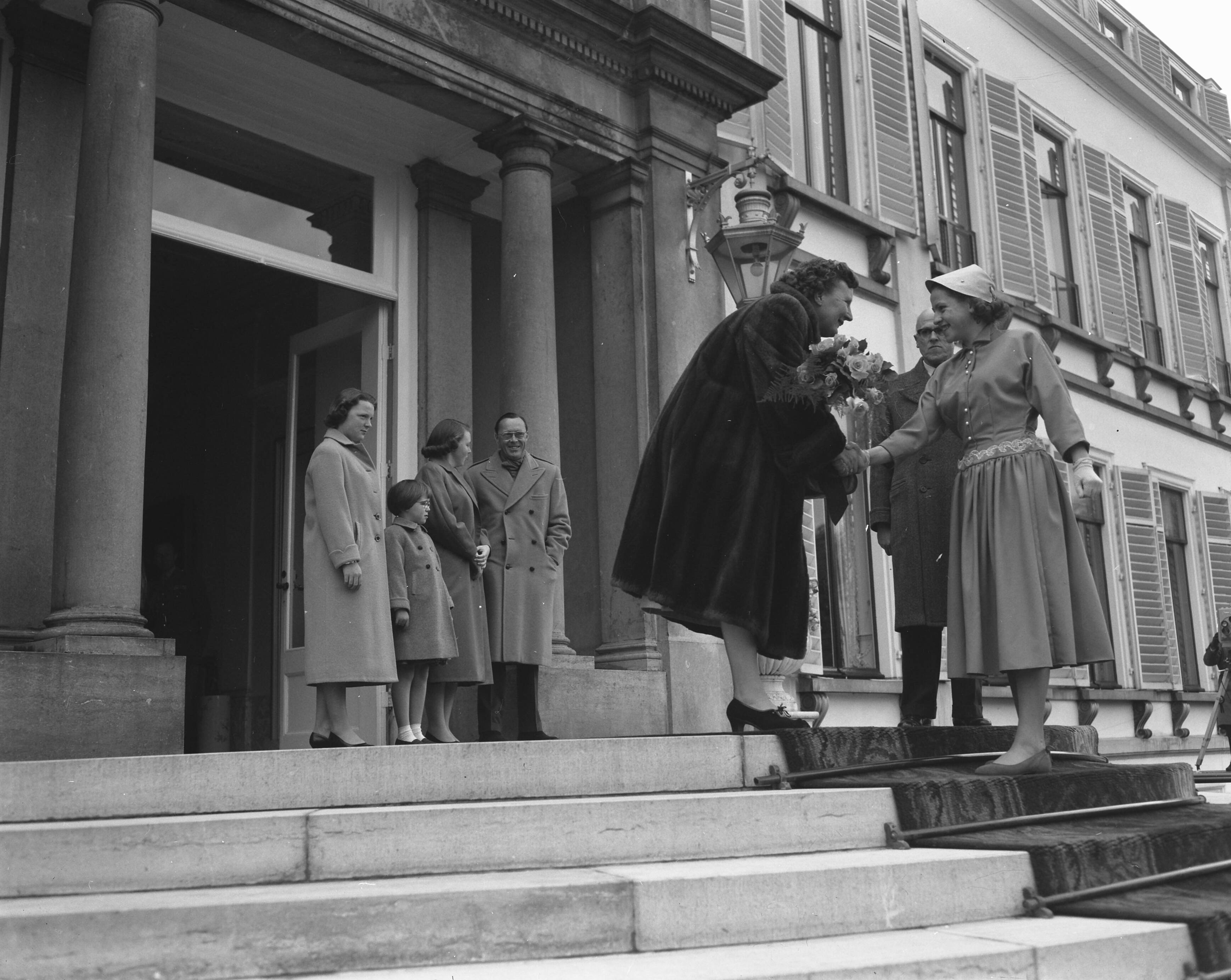 Koninginnedag 1956 — Defilé langs paleis Soestdijk ter gelegenheid van de verjaardag van koningin Juliana — Foto: Noske, J.D. / Anefo. Licentie: Set B: Rechtenvrij / Publiek Domein. Bron: Nationaal Archief. http://hdl.handle.net/10648/a9470160-d0b4-102d-bcf8-003048976d84