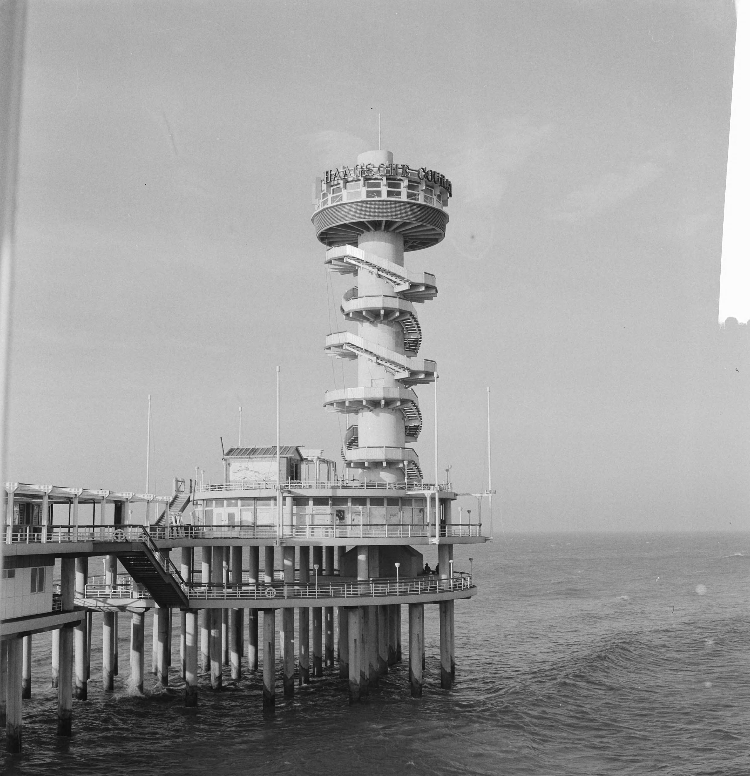 Fotocollectie Anefo — Uitkijktoren op Scheveningse Pier bijna klaar — Foto: Koch, Eric / Anefo. Licentie: Set B: Rechtenvrij / Publiek Domein. Bron: Nationaal Archief. http://hdl.handle.net/10648/a9f4e884-d0b4-102d-bcf8-003048976d84
