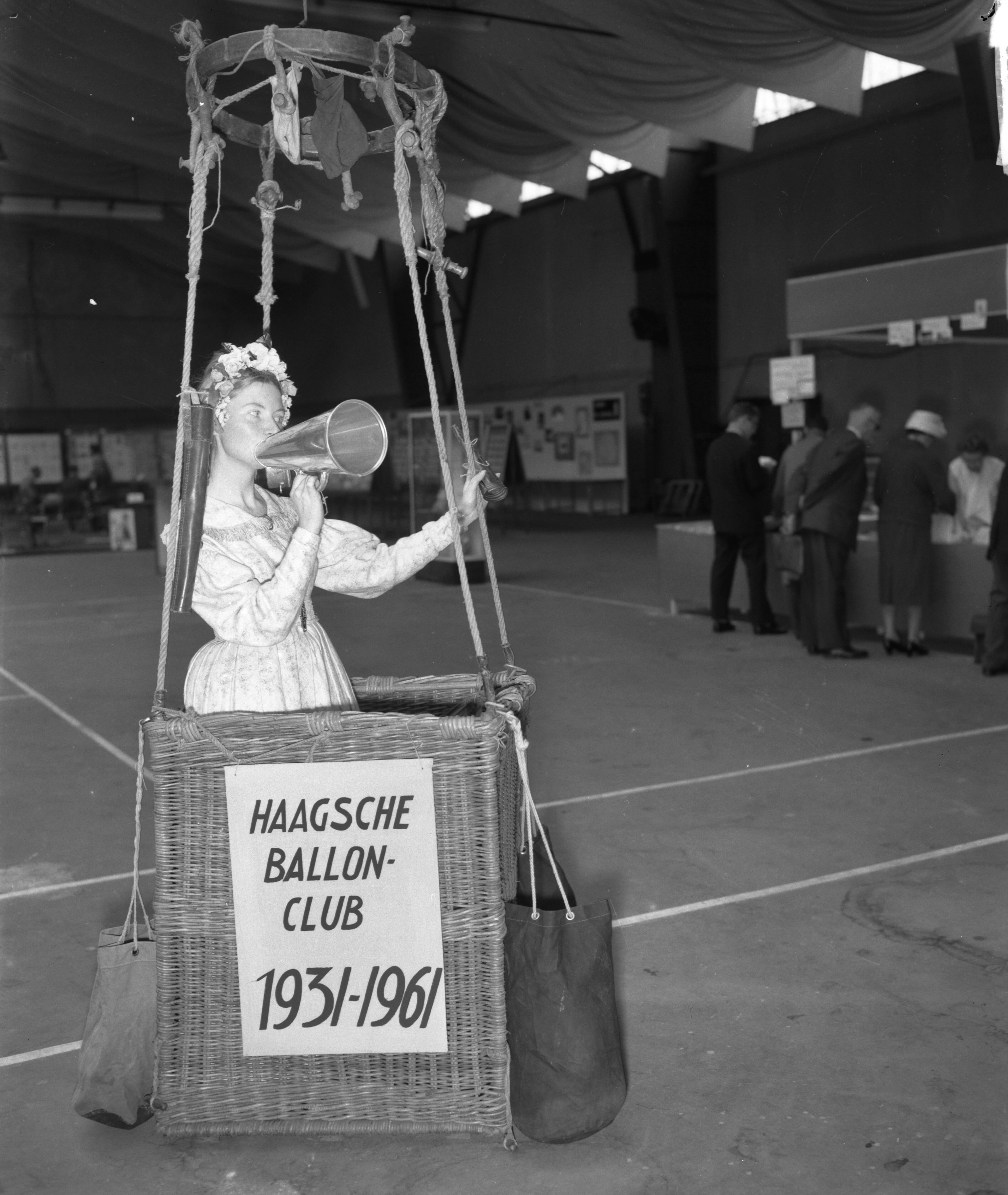 Fotocollectie Anefo — Tentoonstelling "Curiosa" in de Houtrusthallen te Den Haag — Foto: Bilsen, Joop van / Anefo. Licentie: Set B: Rechtenvrij / Publiek Domein. Bron: Nationaal Archief. http://hdl.handle.net/10648/a9de9ea8-d0b4-102d-bcf8-003048976d84