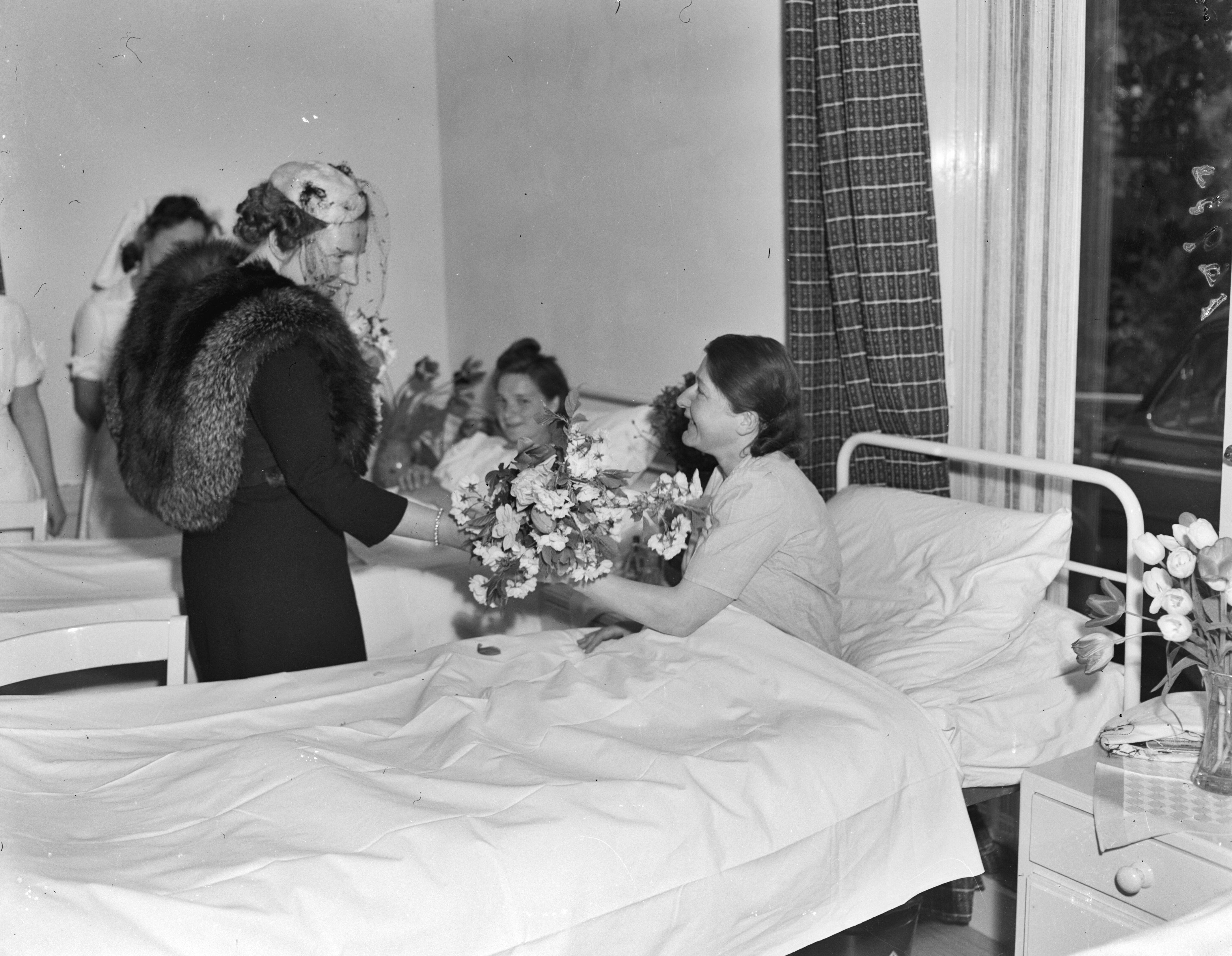 Fotocollectie Anefo — Prinses Juliana opent kraamvrouwenkliniek te Hilversum — Foto: Raucamp, Koos / Anefo. Licentie: Set B: Rechtenvrij / Publiek Domein. Bron: Nationaal Archief. http://hdl.handle.net/10648/a89cf724-d0b4-102d-bcf8-003048976d84