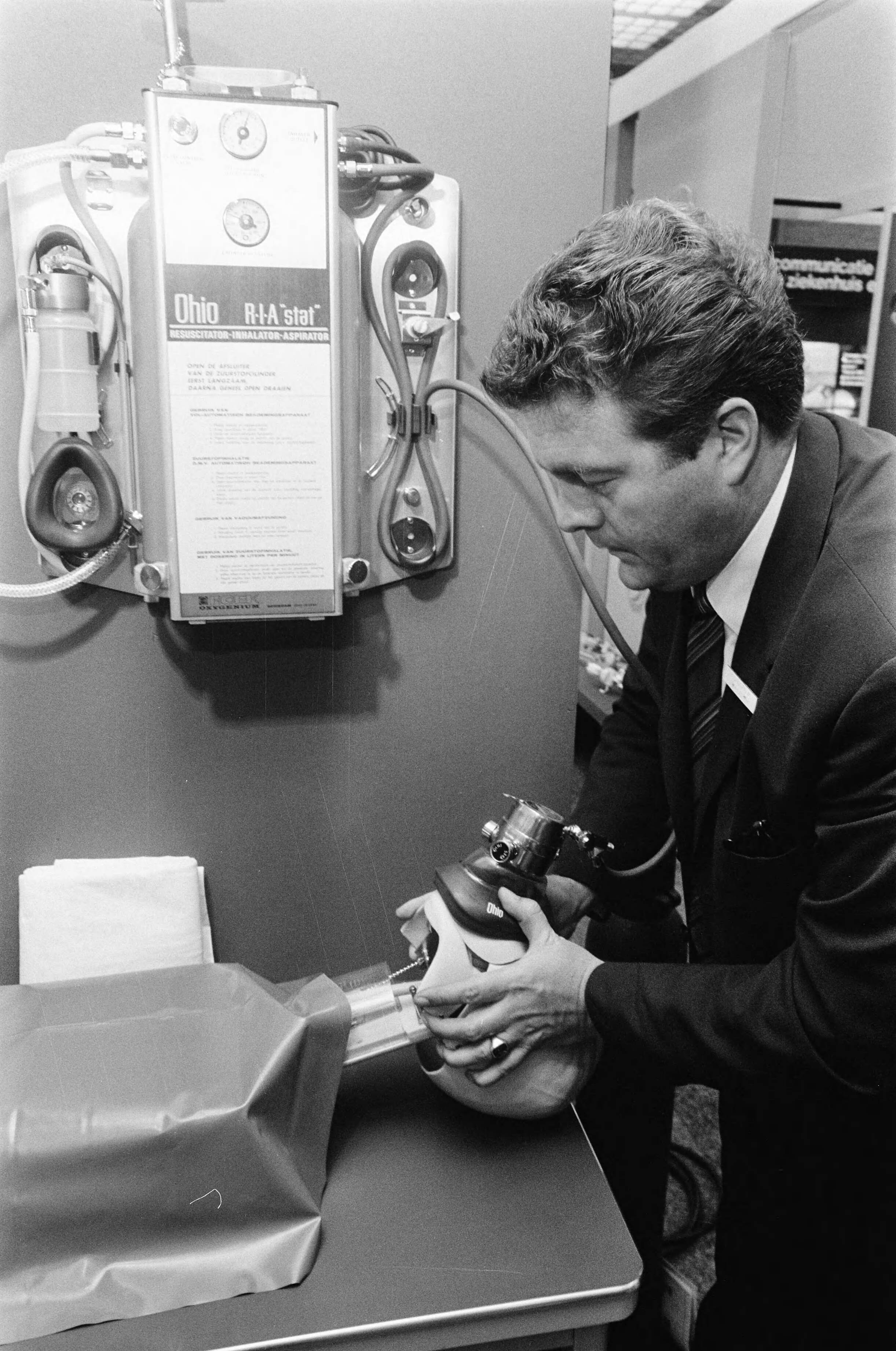 Fotocollectie Anefo — Tentoonstelling "Medira 1969" in Julianahal Utrecht. Zuurstof therapiepaneel — Foto: Mieremet, Rob / Anefo. Licentie: Set B: Rechtenvrij / Publiek Domein. Bron: Nationaal Archief. http://hdl.handle.net/10648/ab7c2884-d0b4-102d-bcf8-003048976d84