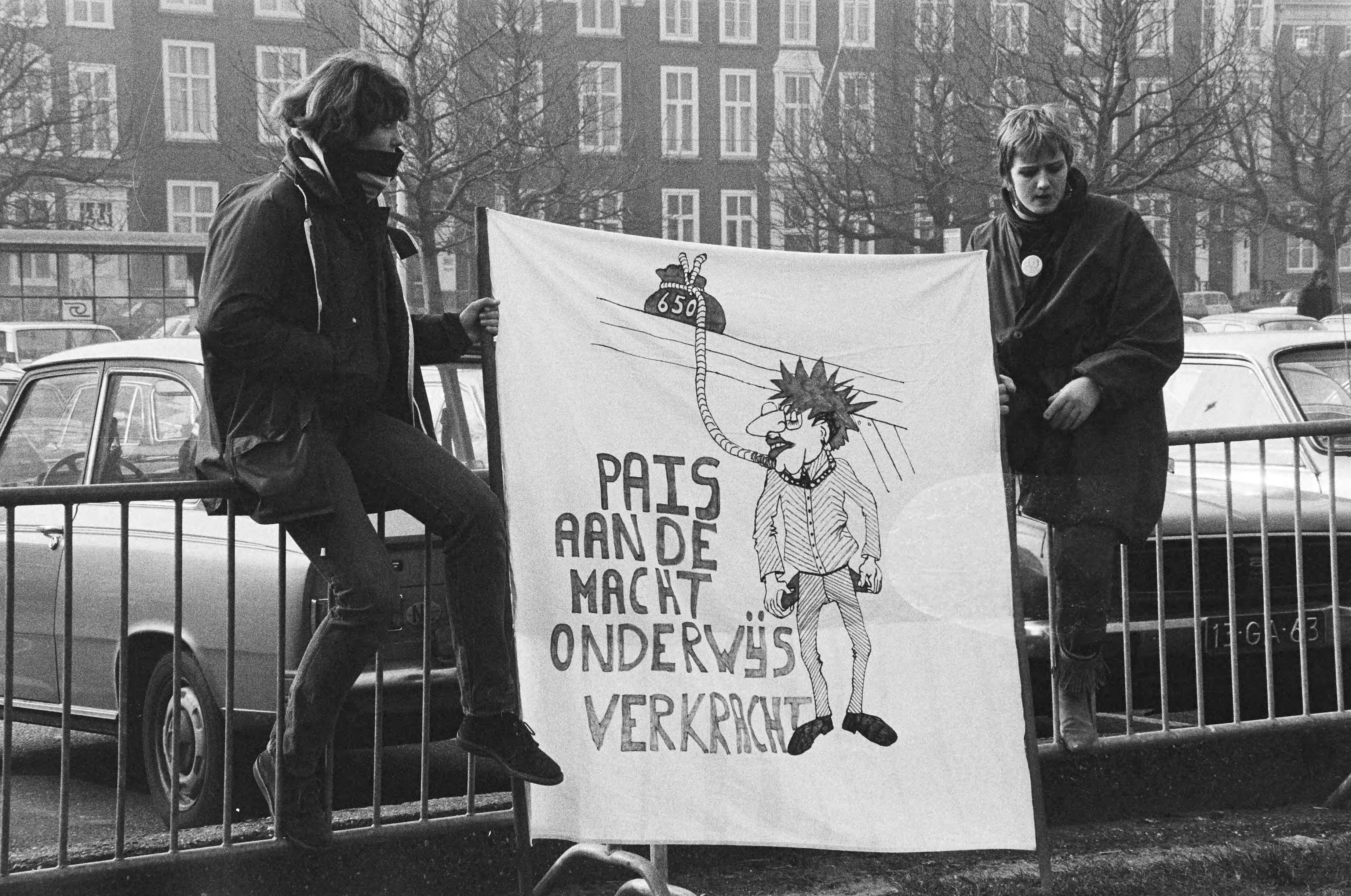 Fotocollectie Anefo — Demonstratie door 10.000 studenten in Den Haag tegen beleid Minister Pais (onderwijs), demonstranten met verschillende spandoeken — Foto: Dijk, Hans van / Anefo. Licentie: Set B: Rechtenvrij / Publiek Domein. Bron: Nationaal Archief. http://hdl.handle.net/10648/acf5906a-d0b4-102d-bcf8-003048976d84