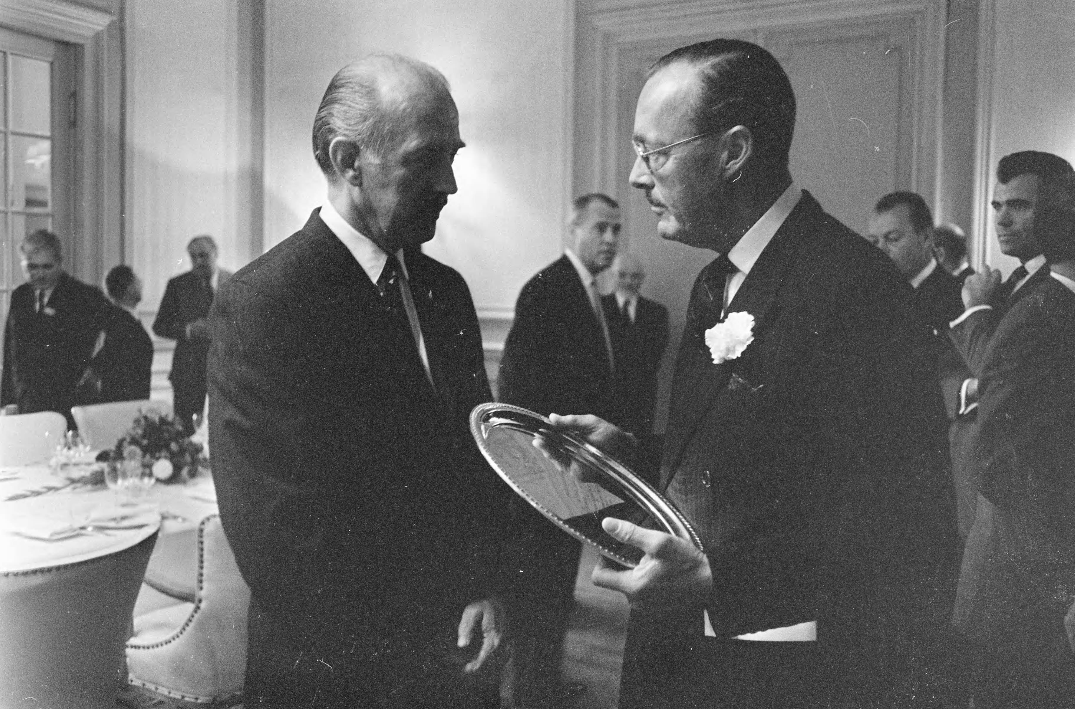 Fotocollectie Anefo — Zilveren schaal voor de Prins bij jaarvergadering van de IAOPA in Kurhaus te Scheveningen. Heeft prins Bernhard last van zijn rug? — Foto: Koch, Eric / Anefo. Licentie: Set B: Rechtenvrij / Publiek Domein. Bron: Nationaal Archief. http://hdl.handle.net/10648/ab265d78-d0b4-102d-bcf8-003048976d84