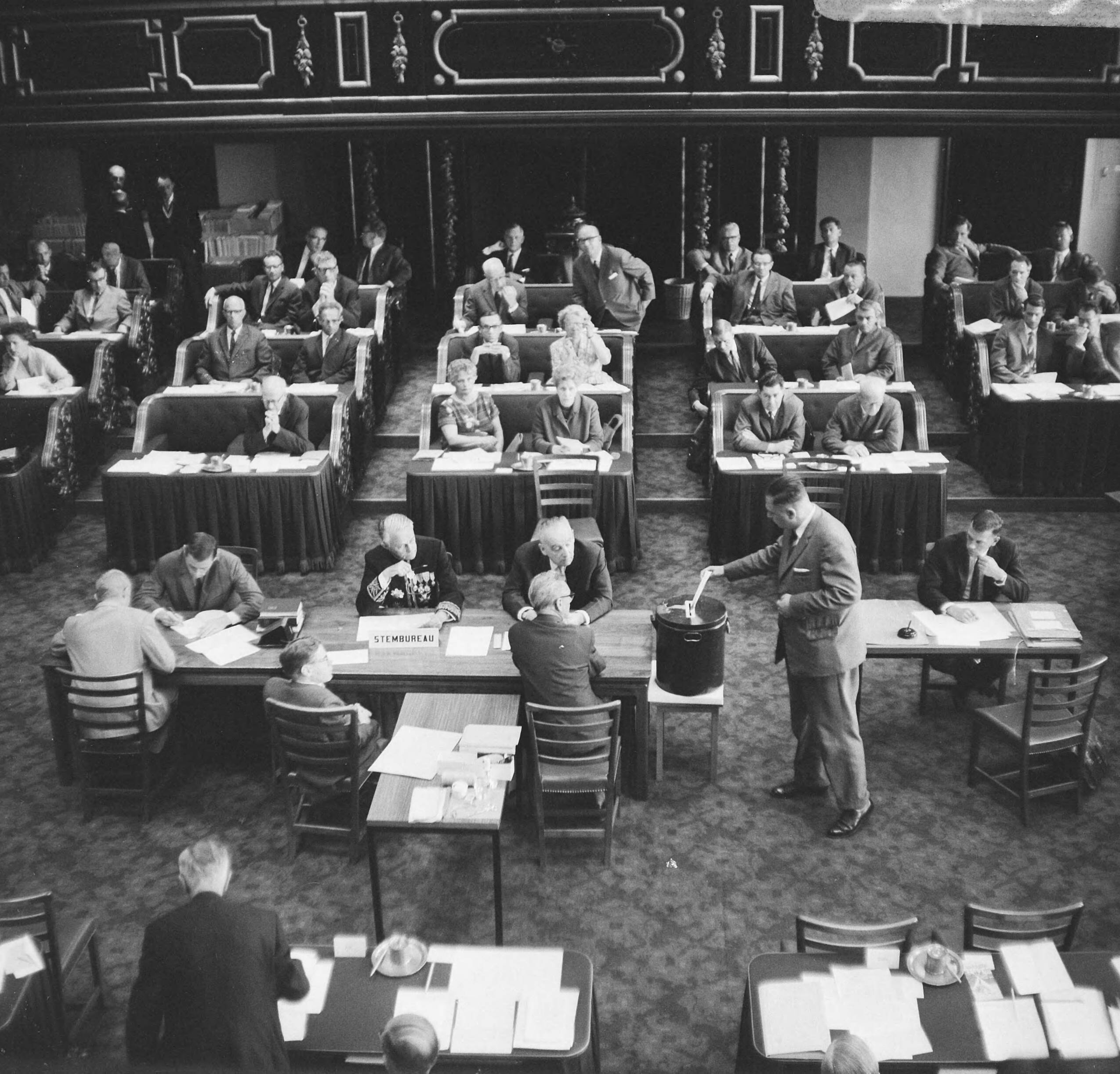 Fotocollectie Anefo — Verkiezing leden Eerste Kamer , hier te Den Haag achter bordje Commissaris mr. Klaasensz , de heer Haarman (BP) brengt stem uit — Foto: Voets, Jan / Anefo. Licentie: Set B: Rechtenvrij / Publiek Domein. Bron: Nationaal Archief. http://hdl.handle.net/10648/aaf1a178-d0b4-102d-bcf8-003048976d84