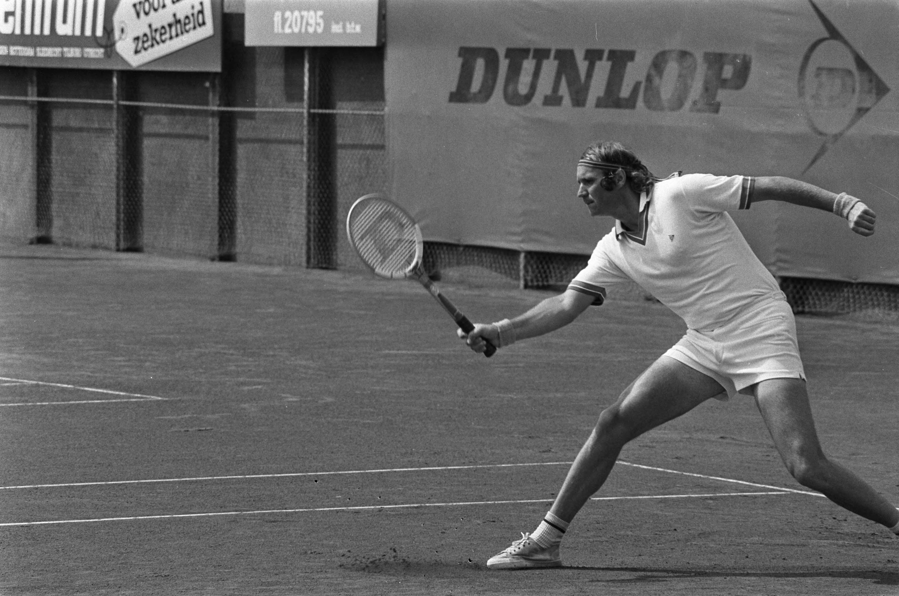 Nationale tenniskampioenschappen op de METS-tennisbanen 1975 — Laudin in aktie — Foto: Mieremet, Rob / Anefo. Licentie: Set B: Rechtenvrij / Publiek Domein. Bron: Nationaal Archief. http://hdl.handle.net/10648/ac6fb094-d0b4-102d-bcf8-003048976d84