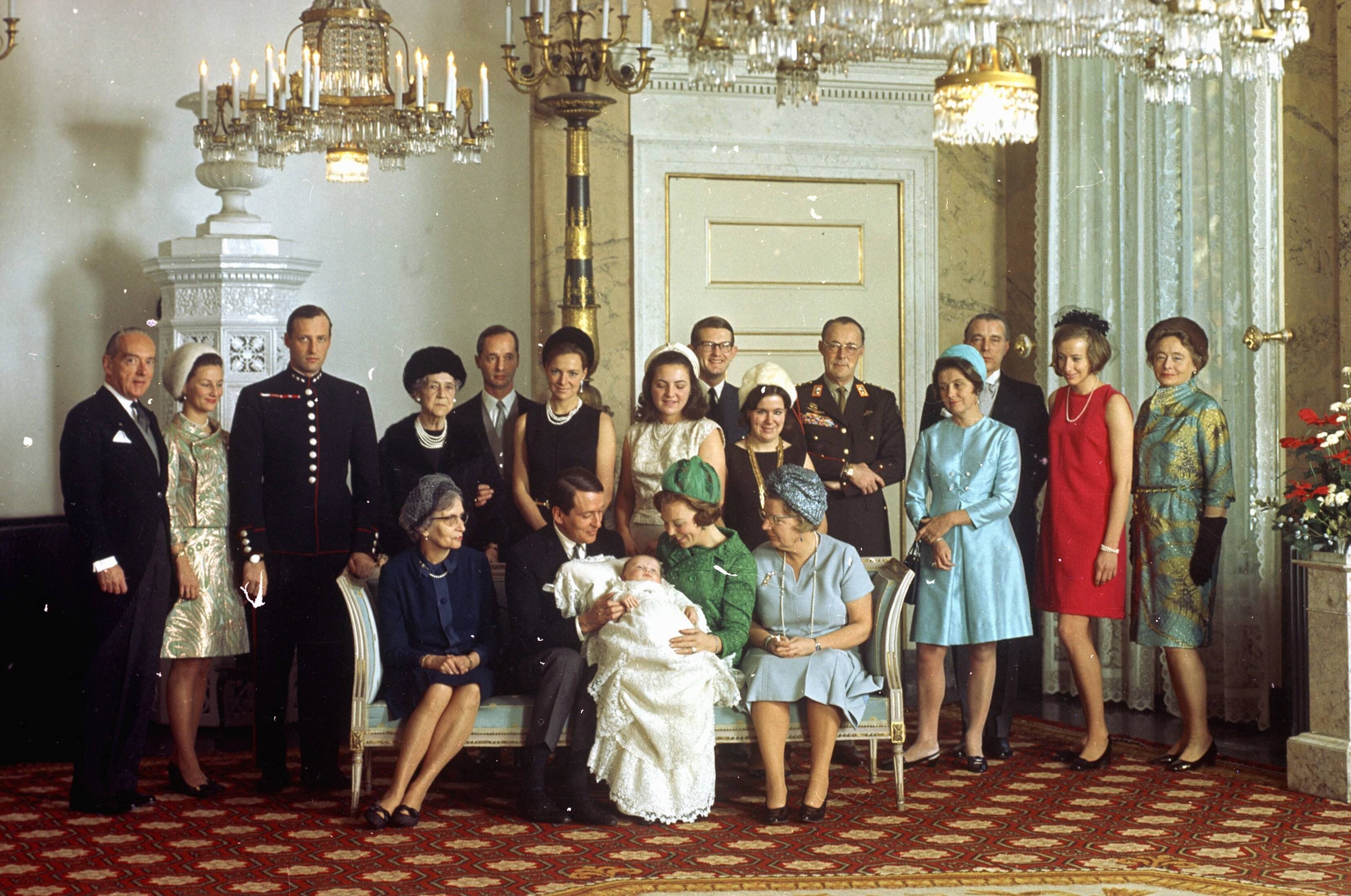 Fotocollectie RVD / Koninklijk Huis — Doop prins Johan Friso. Foto met familie en doopgetuigen: o.a. koningin Juliana, prins Bernhard, prinses Armgard, Gösta von Amsberg, prinses Beatrix, prins Claus, prinses Irene, prins Carlos, prinses Margriet, mr. Pieter van Vollenhoven, prinses Christina, kroonprins Harald van Noorwegen, prinses Sonja van Noorwegen, Christina von Amsberg, Johan Christian Baron von Jenisch en dr. J.H. van Royen in paleis Soestdijk, zaterdag 28 december 1968 — Foto: Koot, Max / RVD. Licentie: Set B: Rechtenvrij / Publiek Domein. Bron: Nationaal Archief. http://hdl.handle.net/10648/afb48f18-d0b4-102d-bcf8-003048976d84