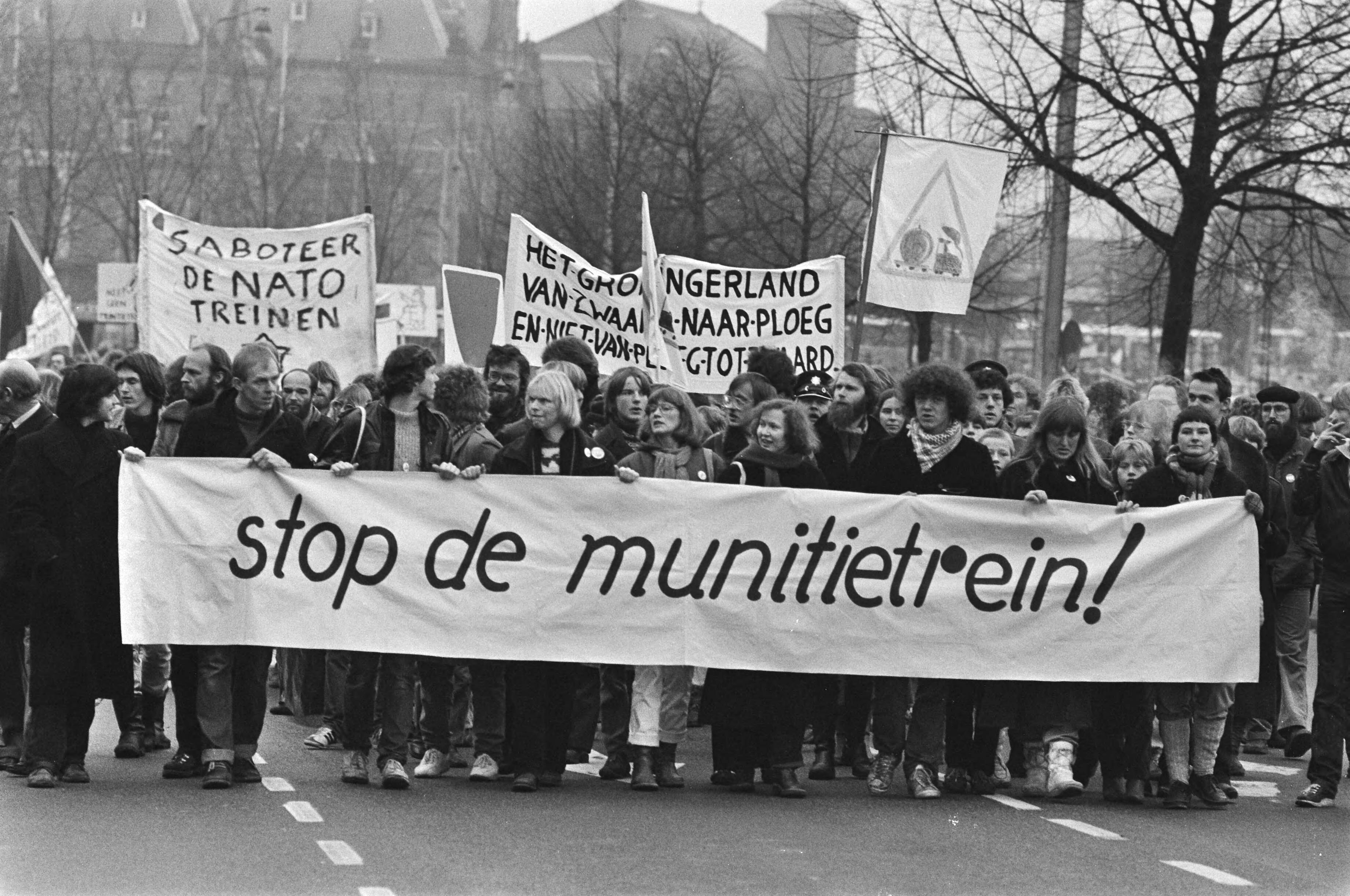 Fotocollectie Anefo — Demonstratie in Groningen tegen munitietransporten met treinen van de Eemshaven naar West-Duitsland — Foto: Bogaerts, Rob / Anefo. Licentie: Set B: Rechtenvrij / Publiek Domein. Bron: Nationaal Archief. http://hdl.handle.net/10648/ad0df6dc-d0b4-102d-bcf8-003048976d84