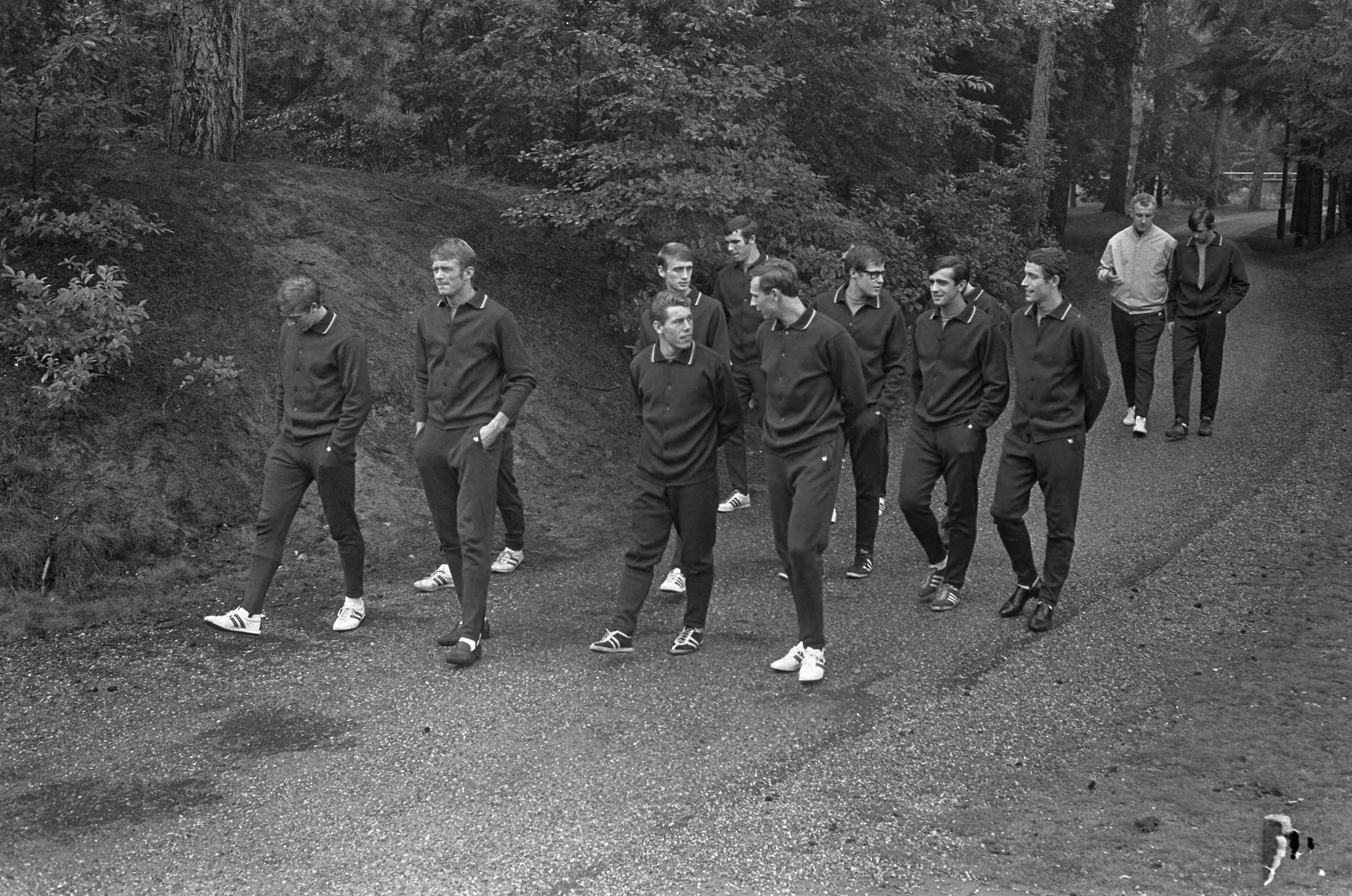 Training van het Nederlands elftal in Zeist — De spelers maken wandeling door het bos — Foto: Fotograaf Onbekend / Anefo. Licentie: Set B: Rechtenvrij / Publiek Domein. Bron: Nationaal Archief. http://hdl.handle.net/10648/ab4bbe2e-d0b4-102d-bcf8-003048976d84
