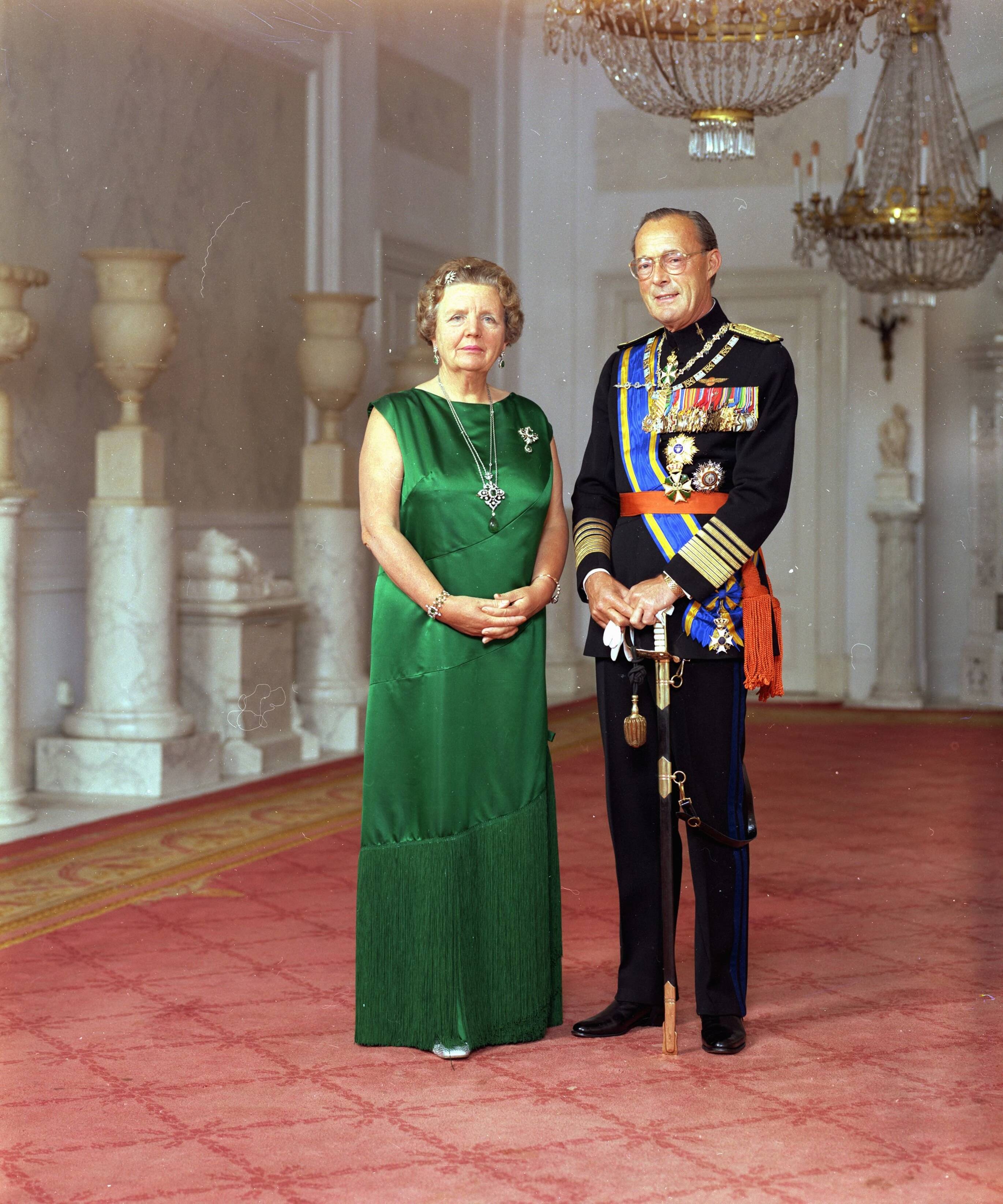 Fotocollectie RVD / Koninklijk Huis — Koningin Juliana en prins Bernhard, staande in paleis Soestdijk, 1971 — Foto: Koot, Max / RVD. Licentie: Set B: Rechtenvrij / Publiek Domein. Bron: Nationaal Archief. http://hdl.handle.net/10648/afb477ee-d0b4-102d-bcf8-003048976d84