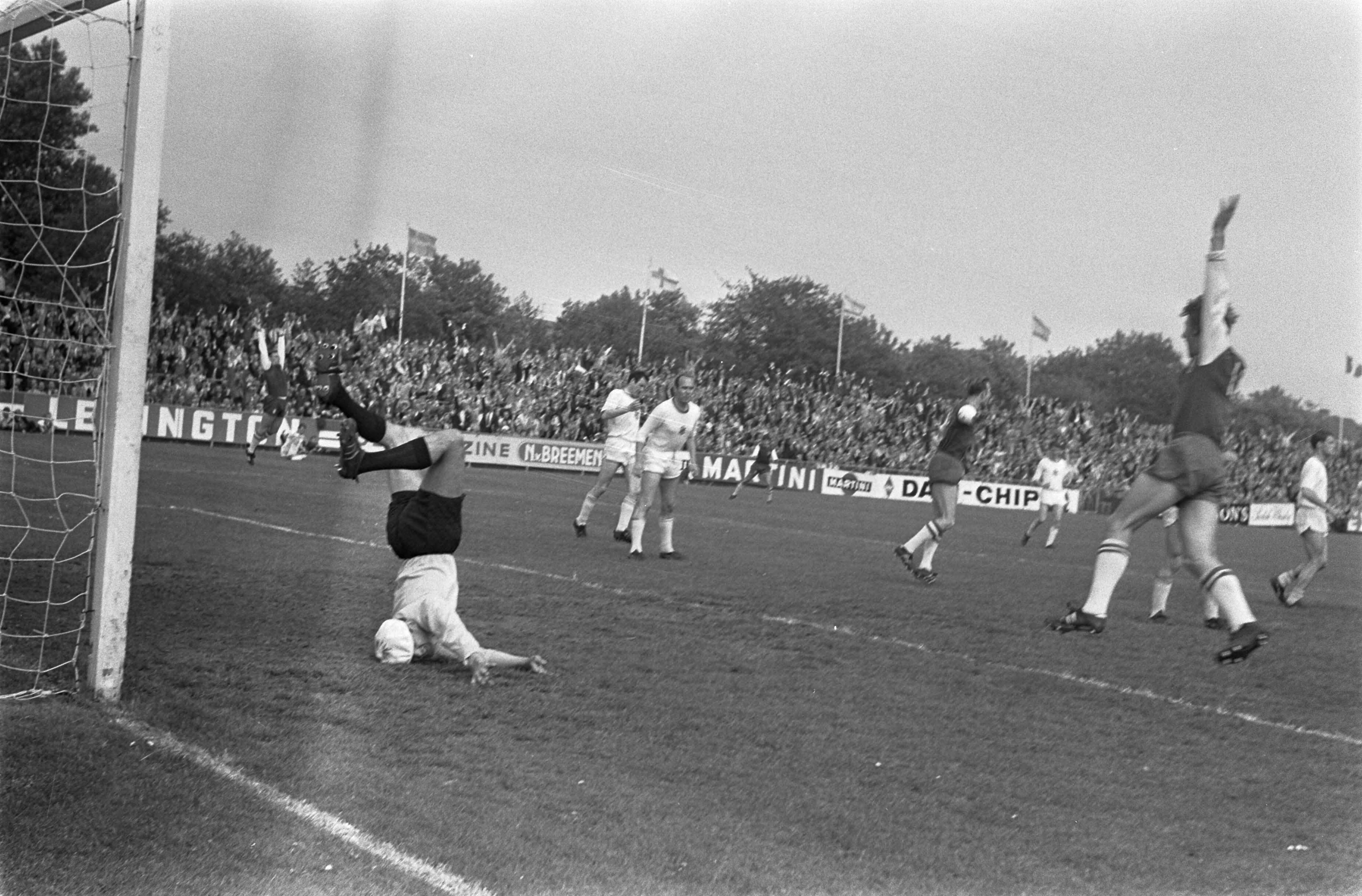 Fotocollectie Anefo — Haarlem tegen Helmond Sport 3-0, Haarlem naar de eredivis Couperus (rechts juichend) heeft 1e doelpunt gescoord, links op zijn hoofd keeper Hendriks (Helmond Sport) / — Foto: Evers, Joost / Anefo. Licentie: Set B: Rechtenvrij / Publiek Domein. Bron: Nationaal Archief. http://hdl.handle.net/10648/ab6c5328-d0b4-102d-bcf8-003048976d84