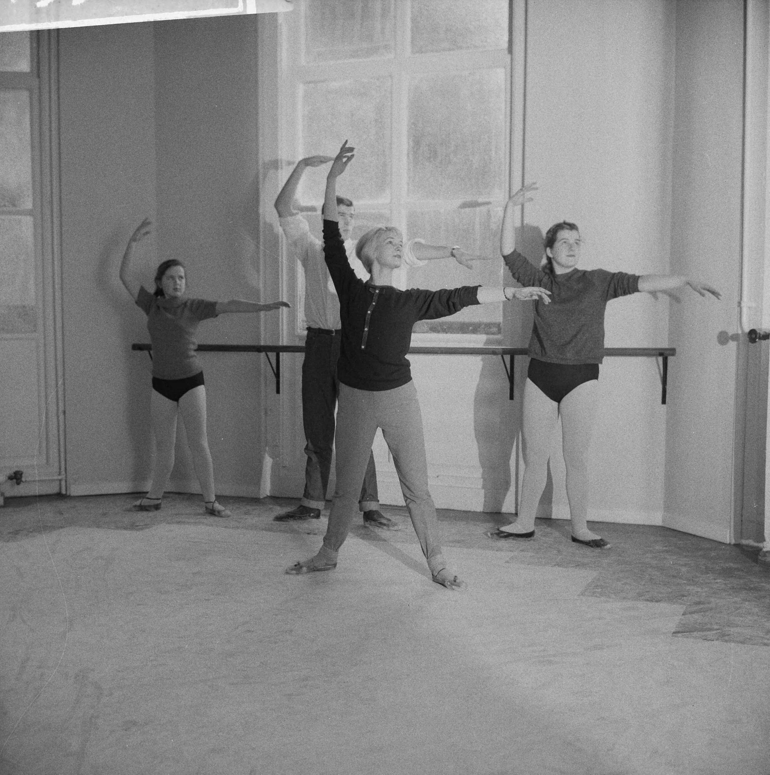 Fotocollectie Anefo — Show Academie in Den Haag. Carla Muller (vooraan) en leerlingen — Foto: Koch, Eric / Anefo. Licentie: Set B: Rechtenvrij / Publiek Domein. Bron: Nationaal Archief. http://hdl.handle.net/10648/a9f3b130-d0b4-102d-bcf8-003048976d84