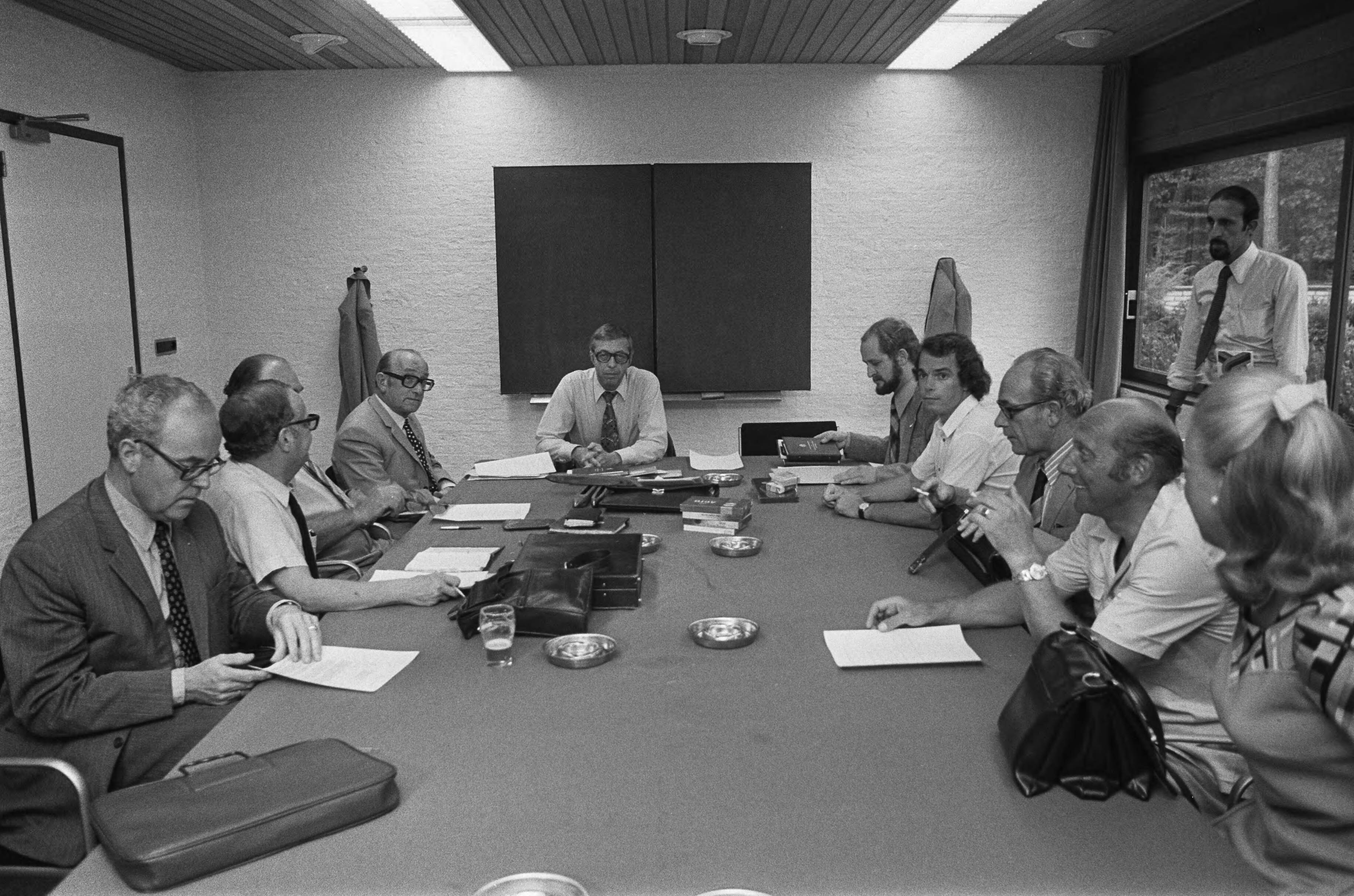 Fotocollectie Anefo — Bestuur sectie betaald voetbal KNVB vergadert in Zeist over vertrek Johan Cruijff naar Barcelona, sectiebestuur vergadert — Foto: Peters, Hans / Anefo. Licentie: Set B: Rechtenvrij / Publiek Domein. Bron: Nationaal Archief. http://hdl.handle.net/10648/ac343af0-d0b4-102d-bcf8-003048976d84