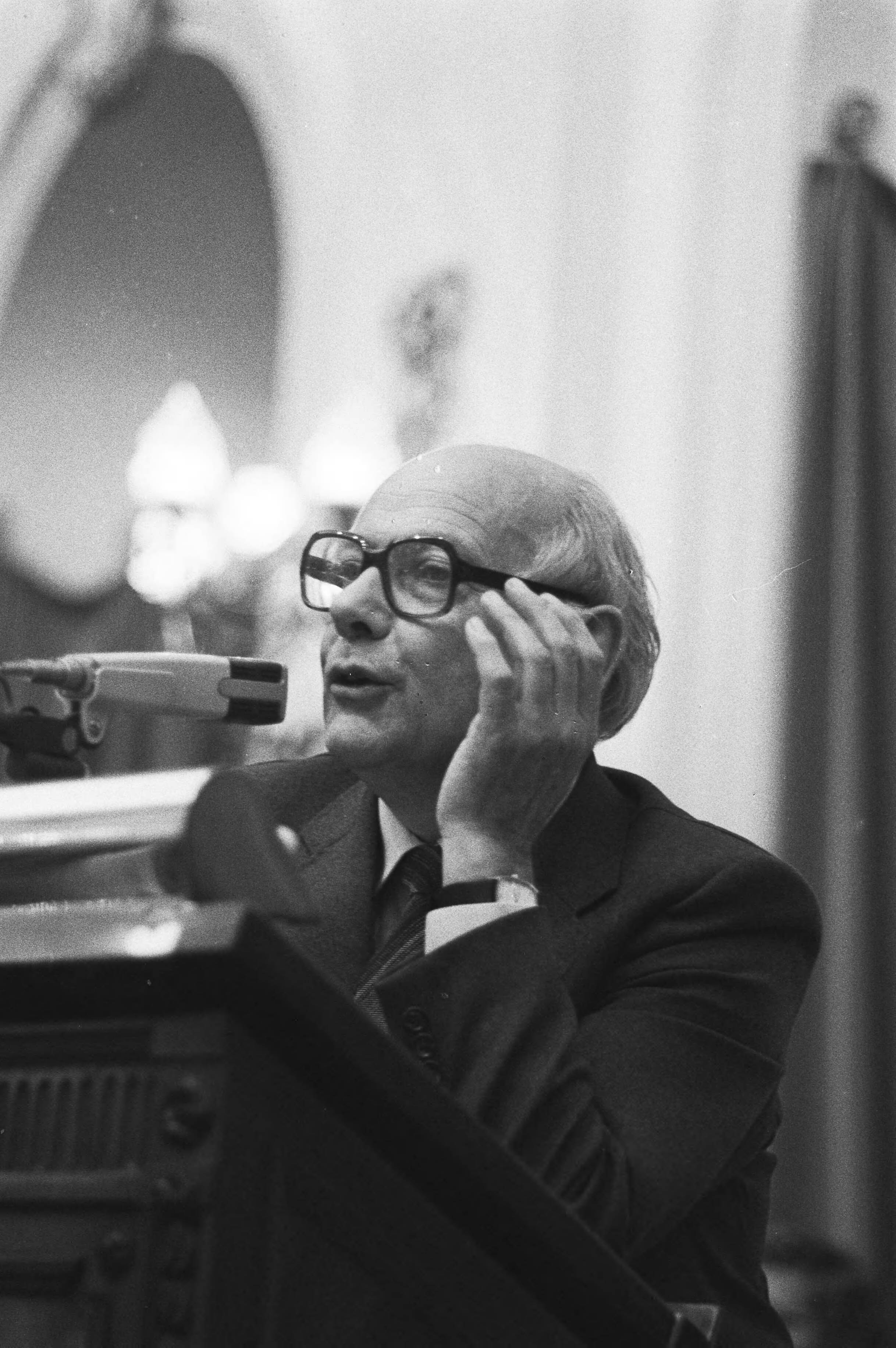 Algemene Beschouwingen 1979 in de Tweede Kamer — PvdA leider Den Uyl aan het woord — Foto: Suyk, Koen / Anefo. Licentie: Set B: Rechtenvrij / Publiek Domein. Bron: Nationaal Archief. http://hdl.handle.net/10648/acd2855c-d0b4-102d-bcf8-003048976d84