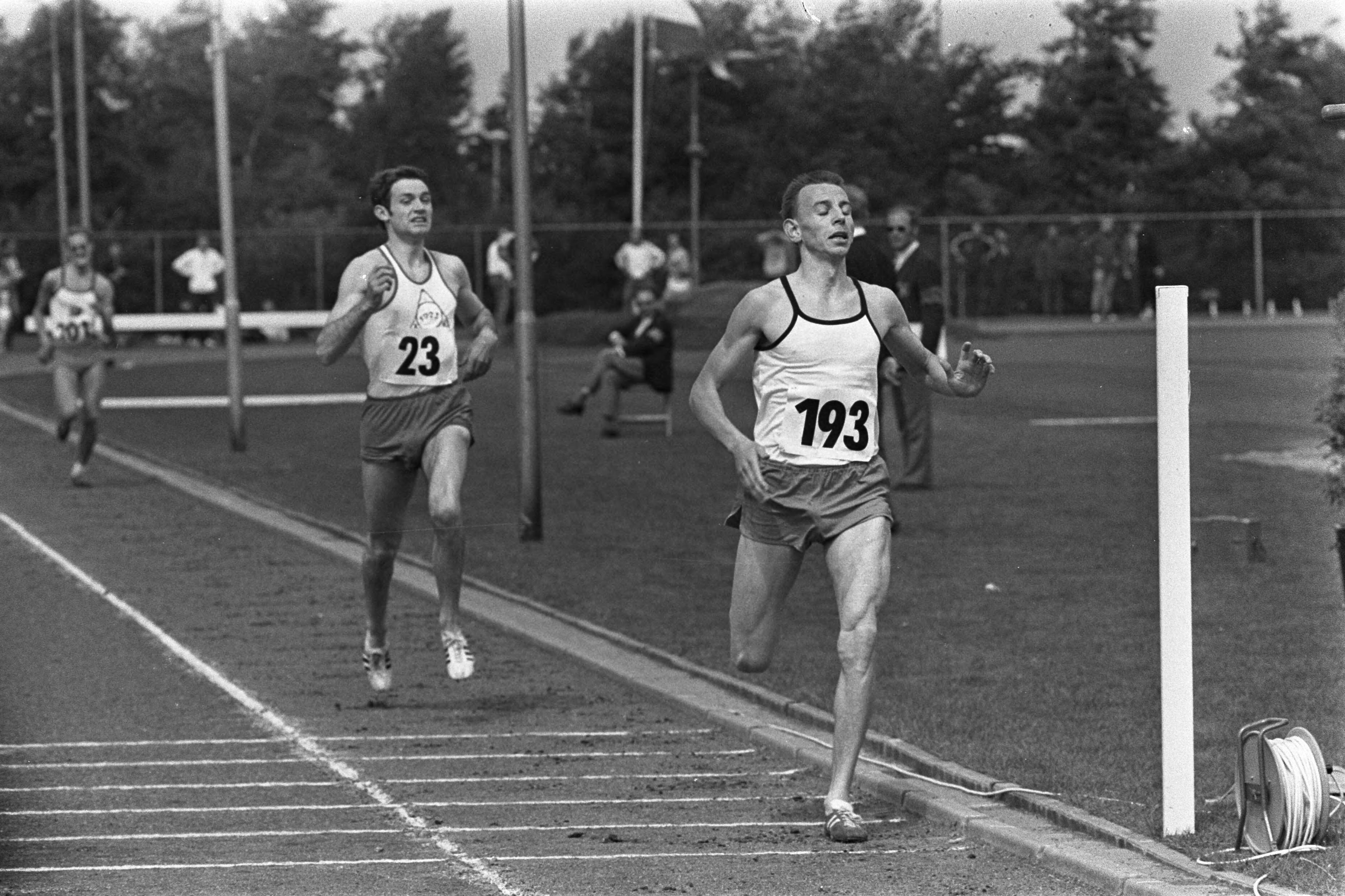 Fotocollectie Anefo — Nationale atletiekkampioenschappen in Haarlem; finish 1.500 meter heren, Harco Scharn (rechts) en Bram Wassenaar — Foto: Koch, Eric / Anefo. Licentie: Set B: Rechtenvrij / Publiek Domein. Bron: Nationaal Archief. http://hdl.handle.net/10648/ab9dac20-d0b4-102d-bcf8-003048976d84