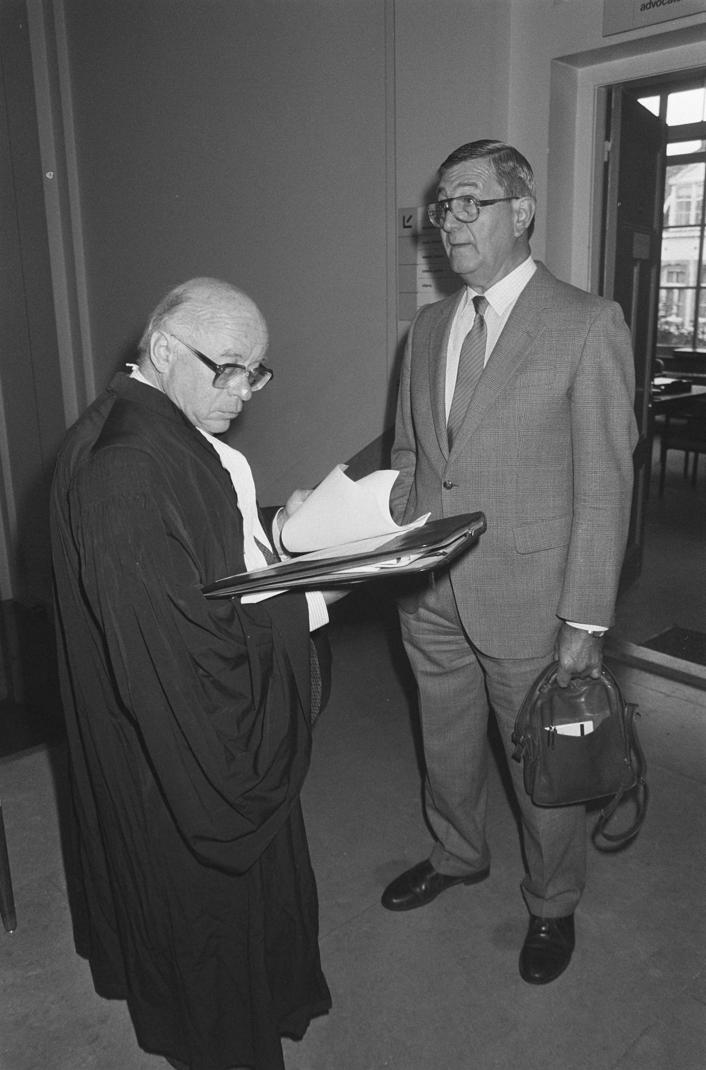 Fotocollectie Anefo — Voortzetting APB-proces in Maastricht; verdachte Ir. J. van Zon (r) en zijn raadsman mr. F. Duijnstee — Foto: Molendijk, Bart / Anefo. Licentie: Set B: Rechtenvrij / Publiek Domein. Bron: Nationaal Archief. http://hdl.handle.net/10648/ad568d02-d0b4-102d-bcf8-003048976d84