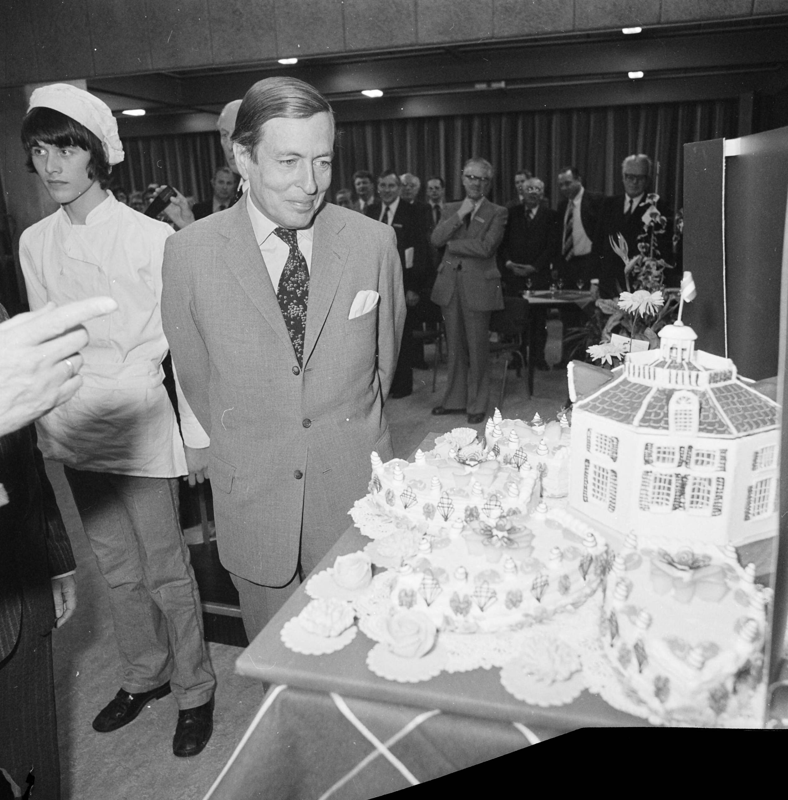Fotocollectie Anefo — Prins Claus opent nieuw schoolgebouw Ver. Nijverheidsonderwijs in Utrecht; Prins Claus krijgt taa "Drakensteyn" — Foto: Croes, Rob C. / Anefo. Licentie: Set B: Rechtenvrij / Publiek Domein. Bron: Nationaal Archief. http://hdl.handle.net/10648/aca7b476-d0b4-102d-bcf8-003048976d84