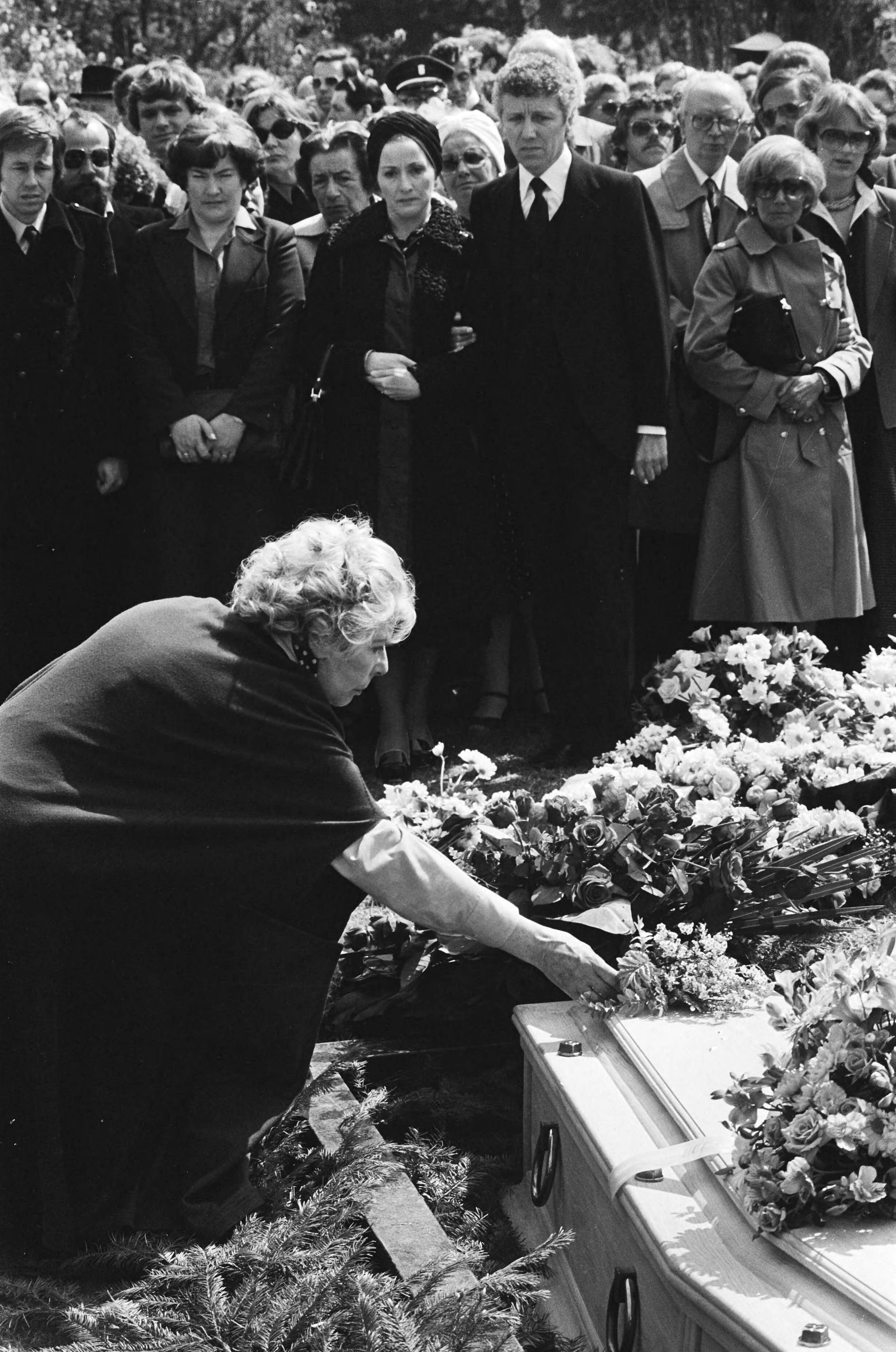 Fotocollectie Anefo — Acteur Ko van Dijk in Den Haag begraven; actrice Mary Dresselhuys legt bloemen op het graf — Foto: Verhoeff, Bert / Anefo. Licentie: Set B: Rechtenvrij / Publiek Domein. Bron: Nationaal Archief. http://hdl.handle.net/10648/acb27b9a-d0b4-102d-bcf8-003048976d84