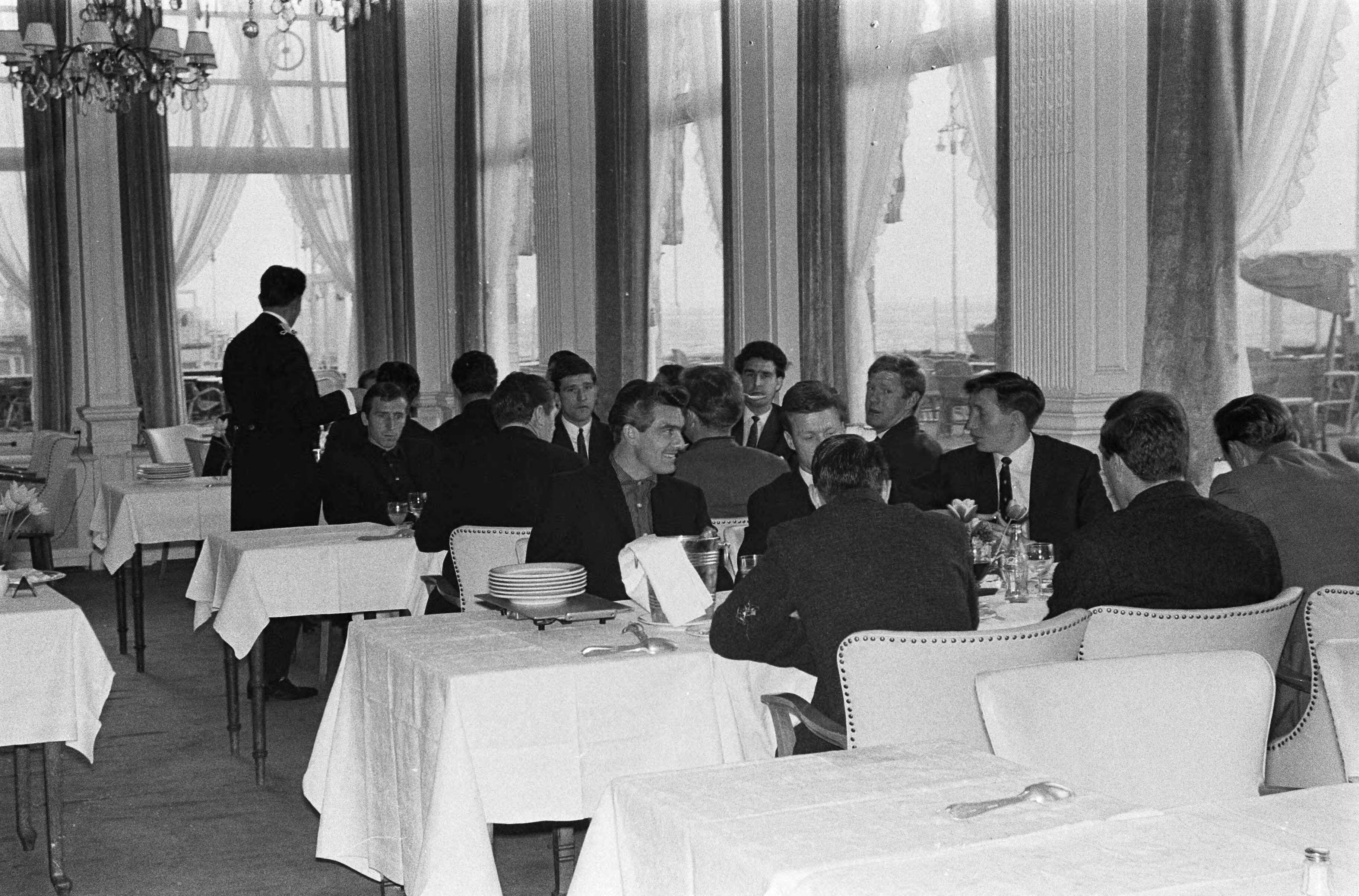 Fotocollectie Anefo — Tottenham Hotspur in Nederland aangekomen, de spelers tijdens het diner in hotel Palace te Scheveningen — Foto: Koch, Eric / Anefo. Licentie: Set B: Rechtenvrij / Publiek Domein. Bron: Nationaal Archief. http://hdl.handle.net/10648/aa368ca8-d0b4-102d-bcf8-003048976d84