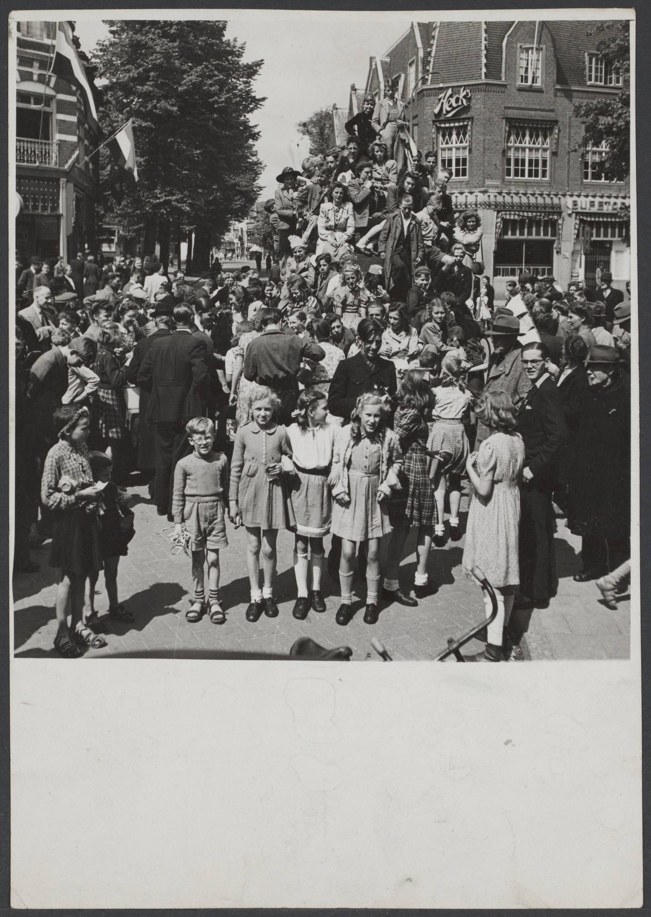 Bevrijding Nederland 1944 [bevat ook foto's uit 1945] — Bevrijding Hilversum — Foto: Fotograaf Onbekend / Anefo. Licentie: Set B: Rechtenvrij / Publiek Domein. Bron: Nationaal Archief. http://hdl.handle.net/10648/83a8124f-66c1-45dd-dd33-a3620d589696